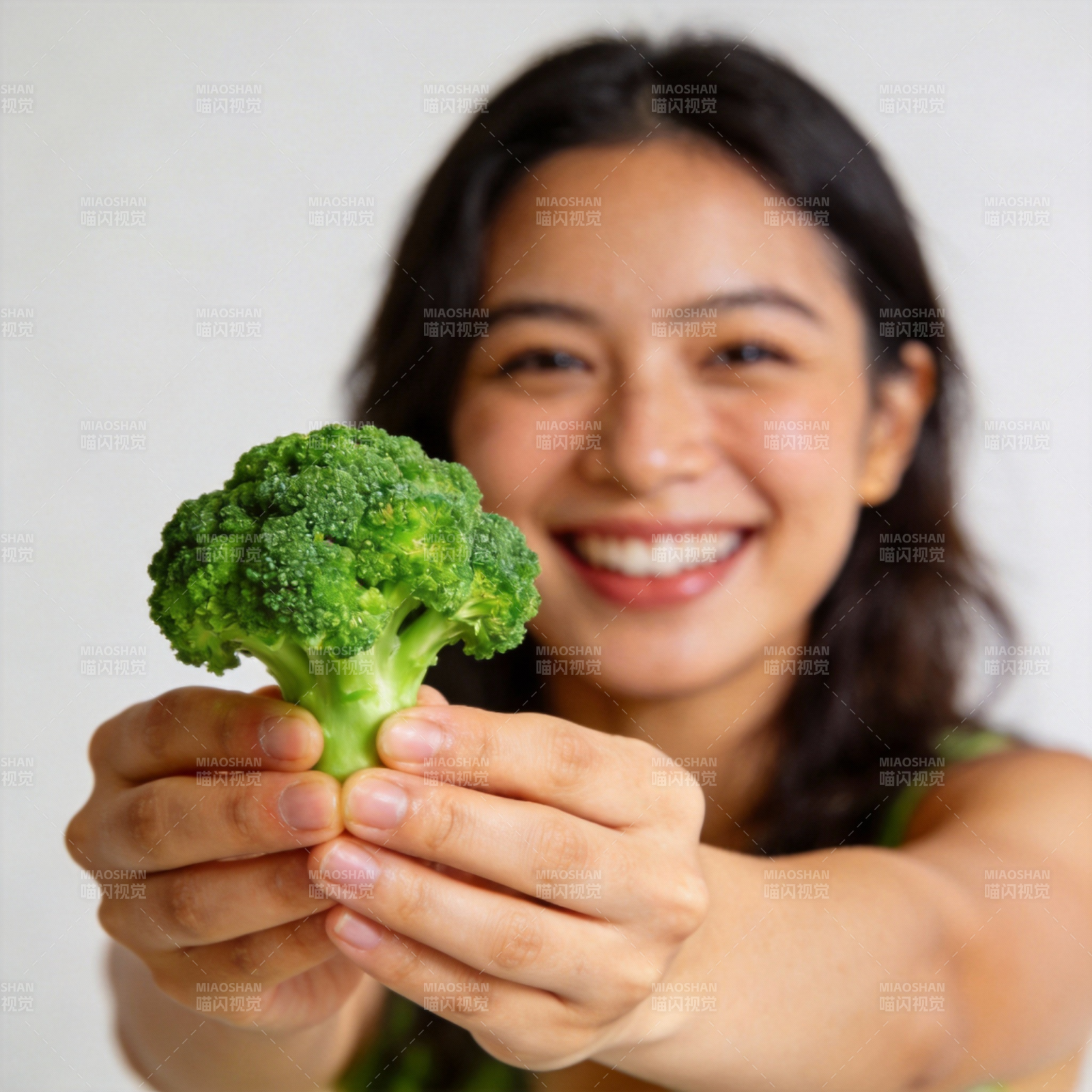 笑容灿烂 手捧西兰花图片