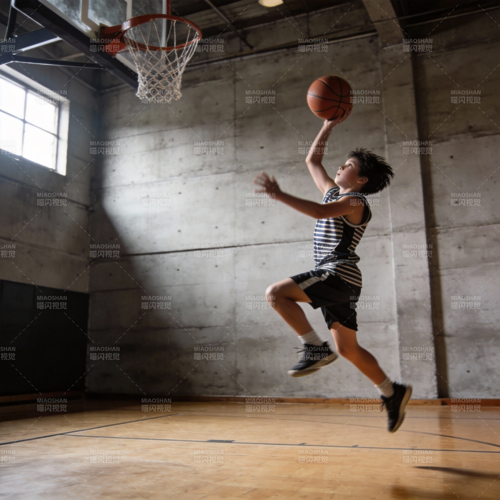 少年扣篮瞬间图片