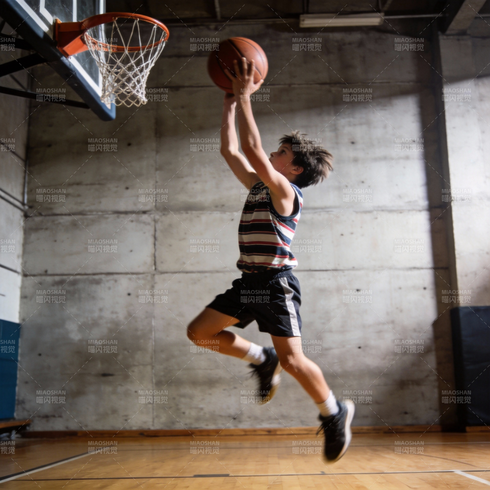 少年扣篮瞬间图片
