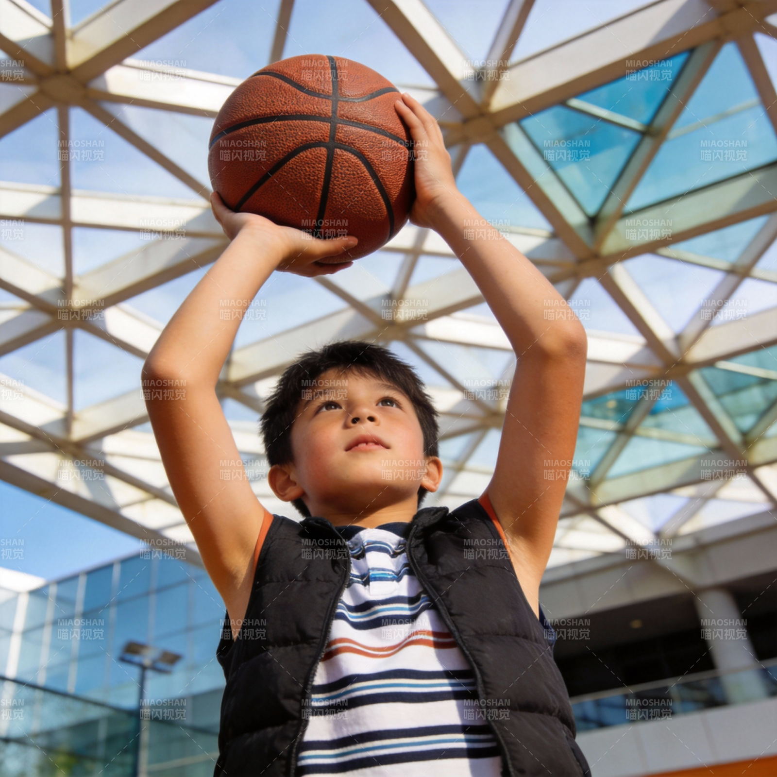 少年投篮瞬间图片