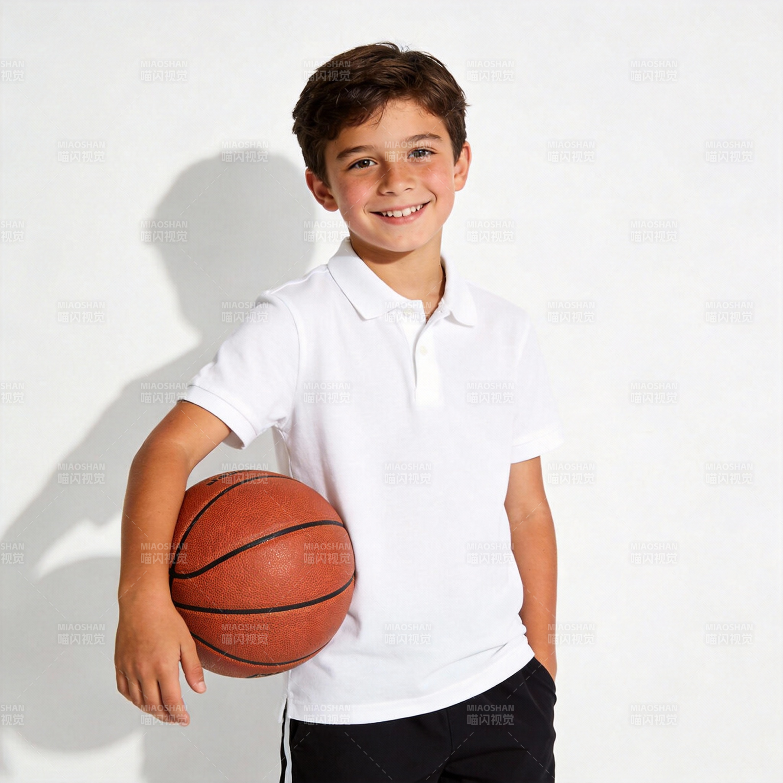 少年持篮球微笑图片