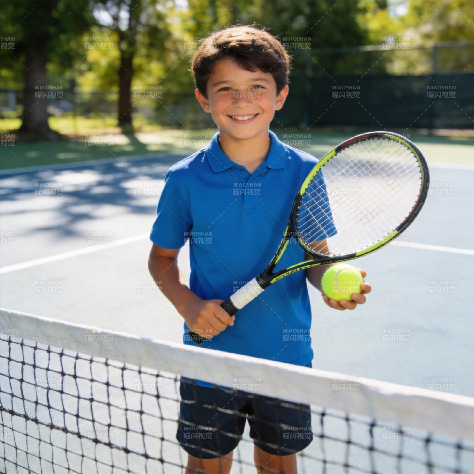 少年网球手微笑图片