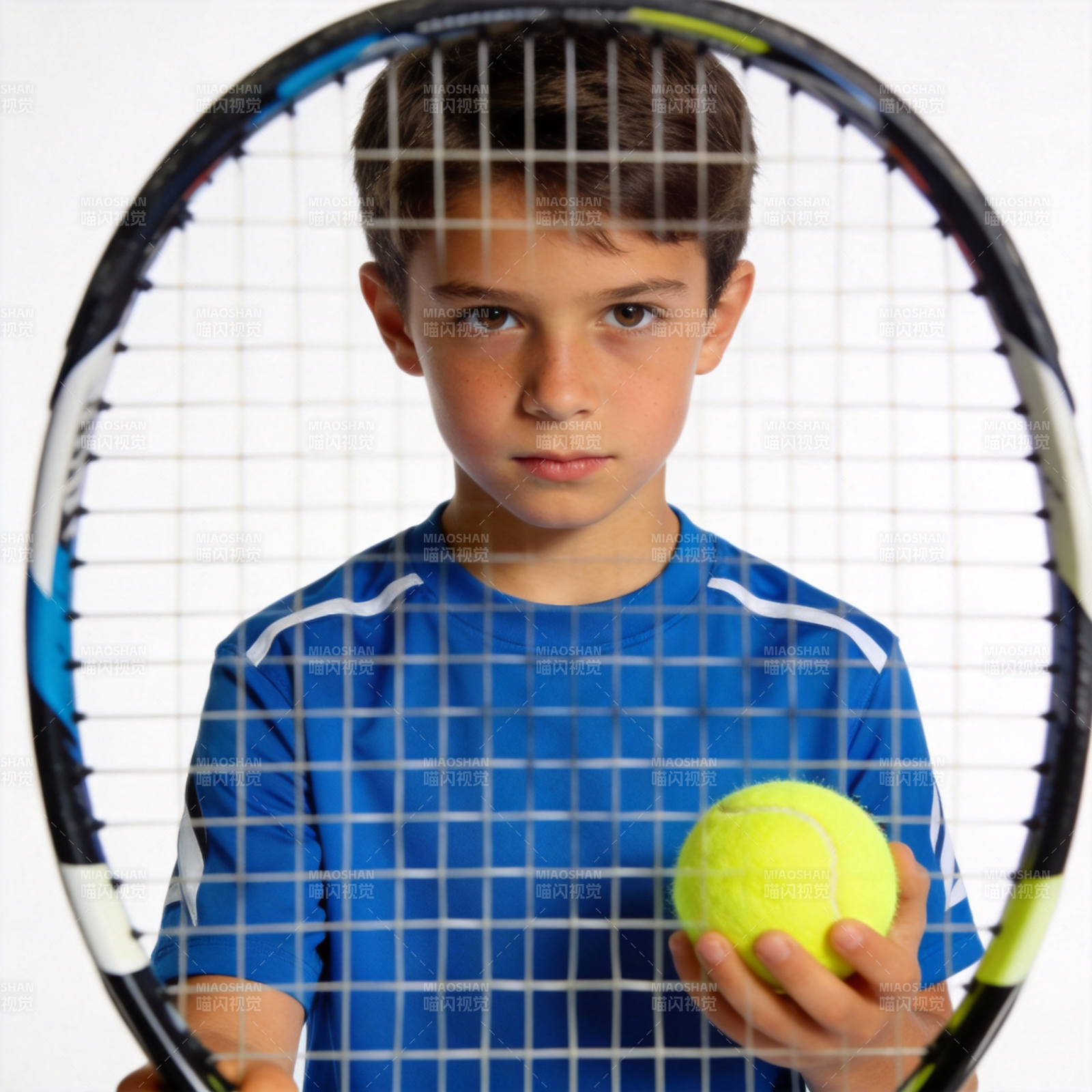 少年持拍握球图片