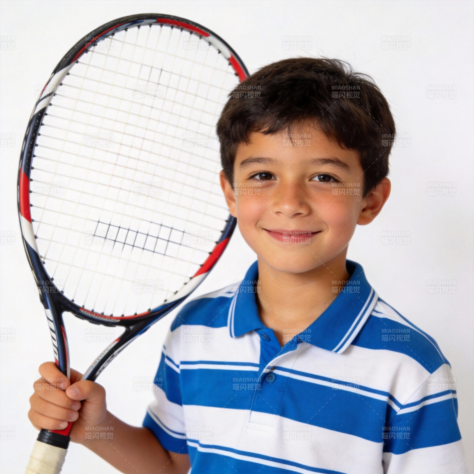 小男孩持网球拍微笑图片