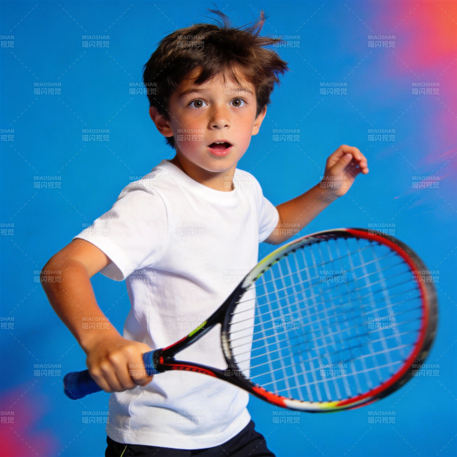 少年挥拍击球瞬间图片