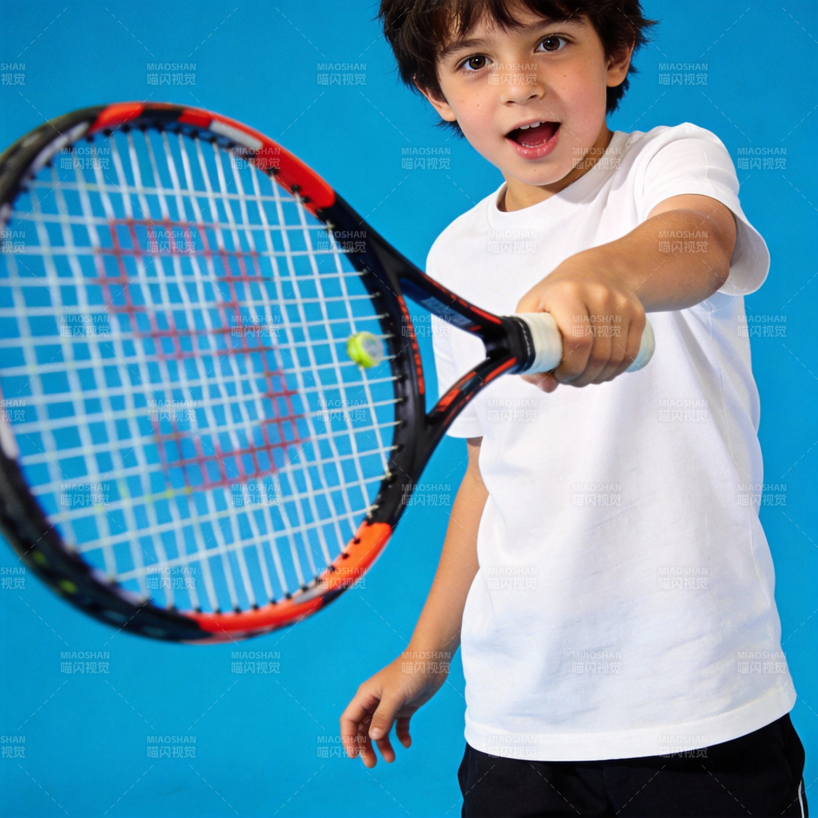 小小网球手挥拍瞬间图片