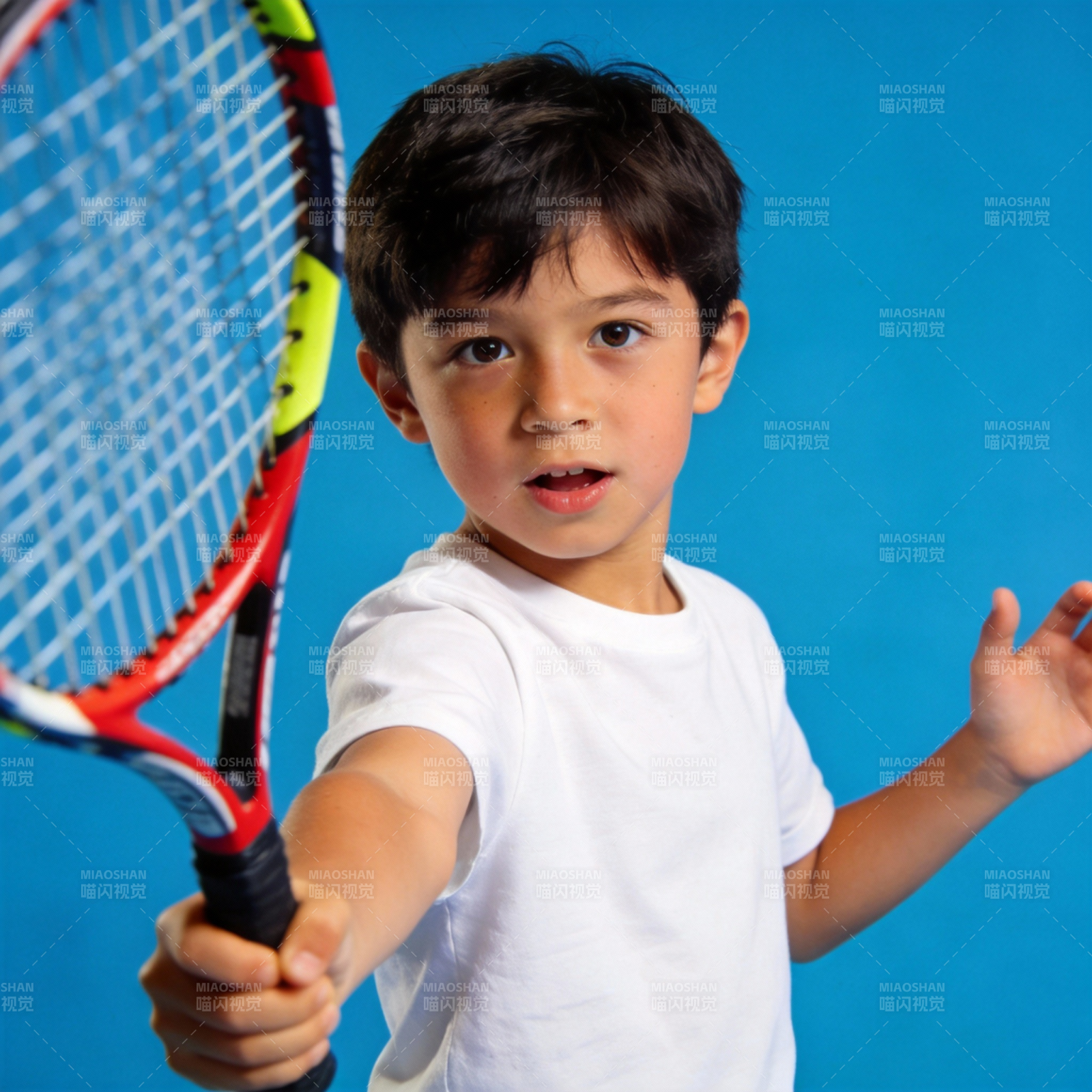 小网球手专注挥拍图片