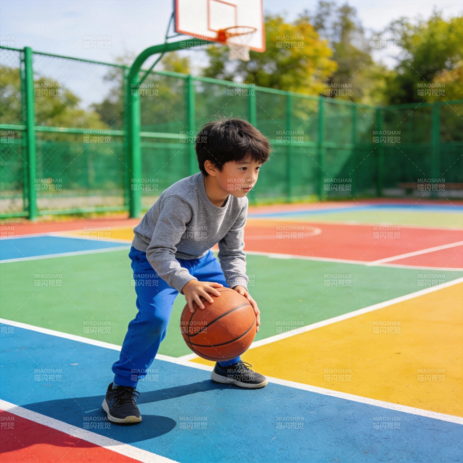 少年篮球场上的专注图片