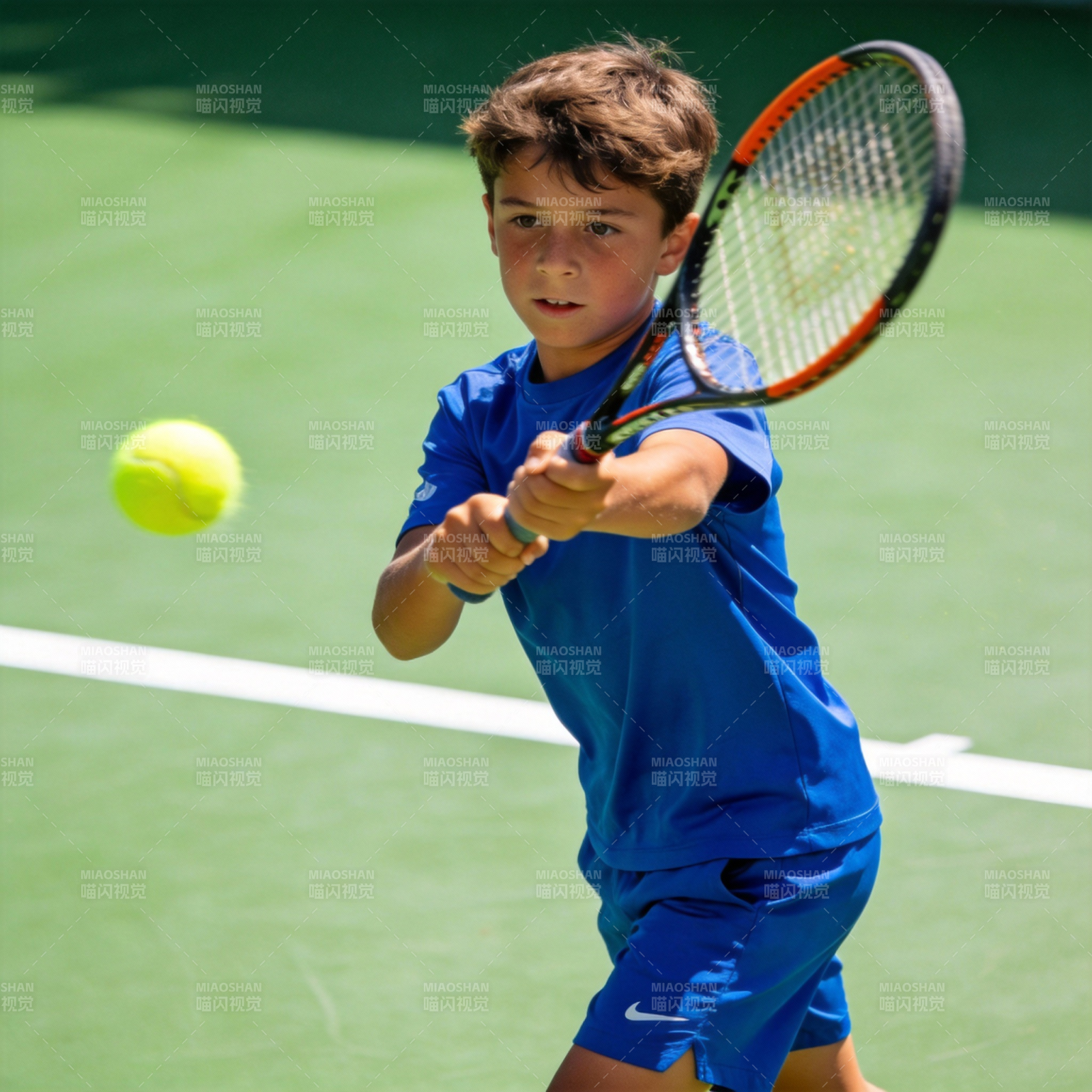 少年挥拍击网球图片