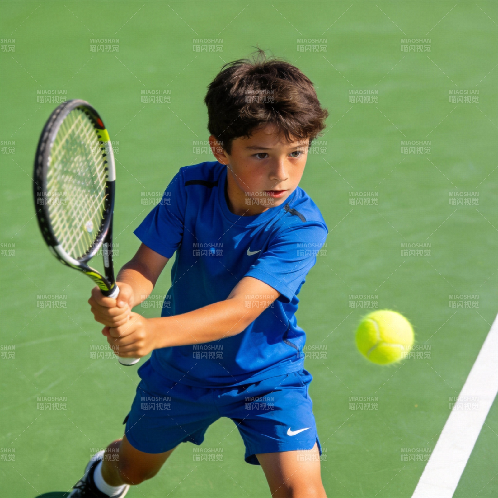 少年挥拍击球瞬间图片