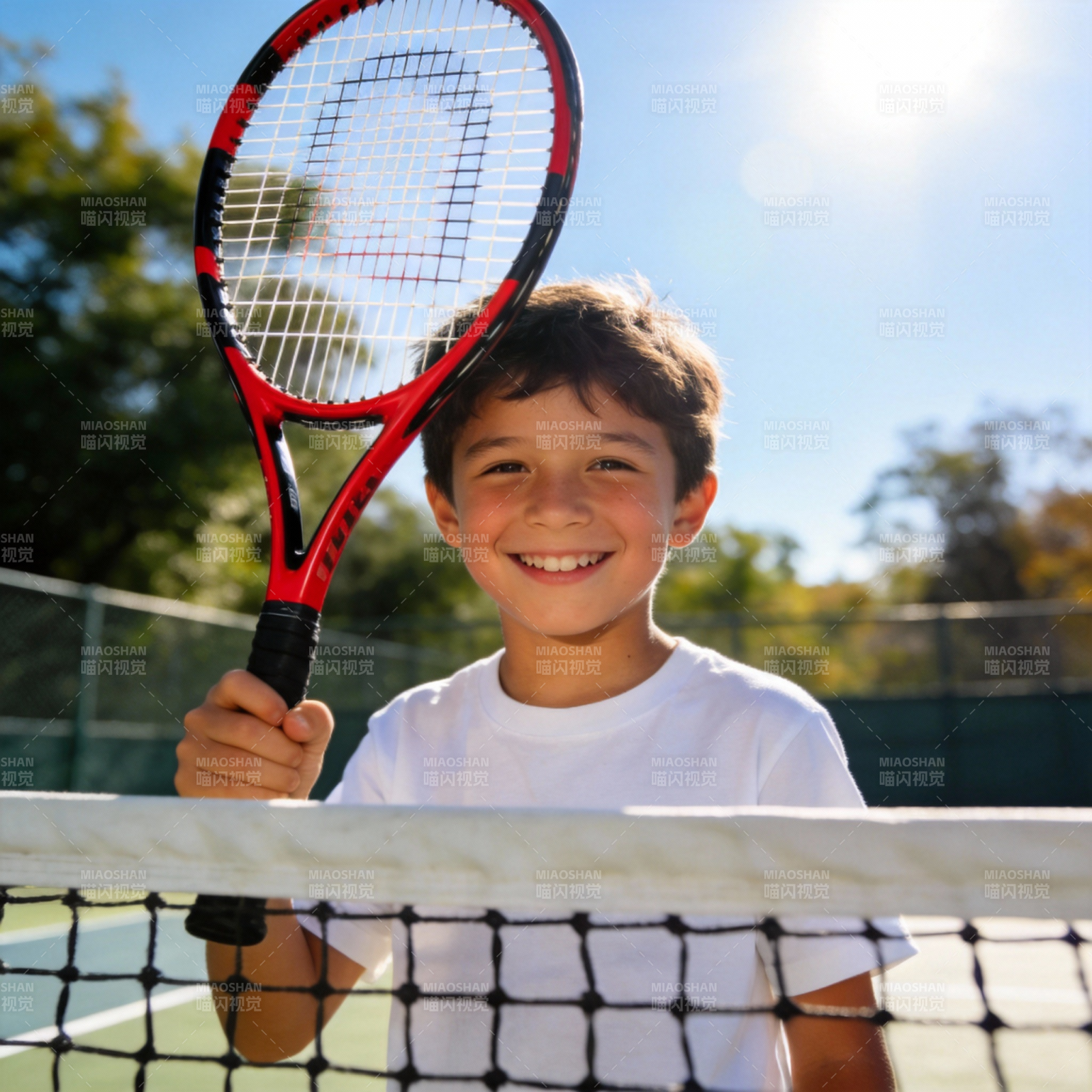 少年网球微笑图片