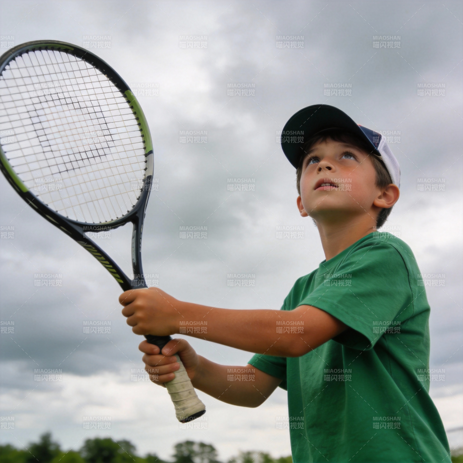少年挥拍击球图片