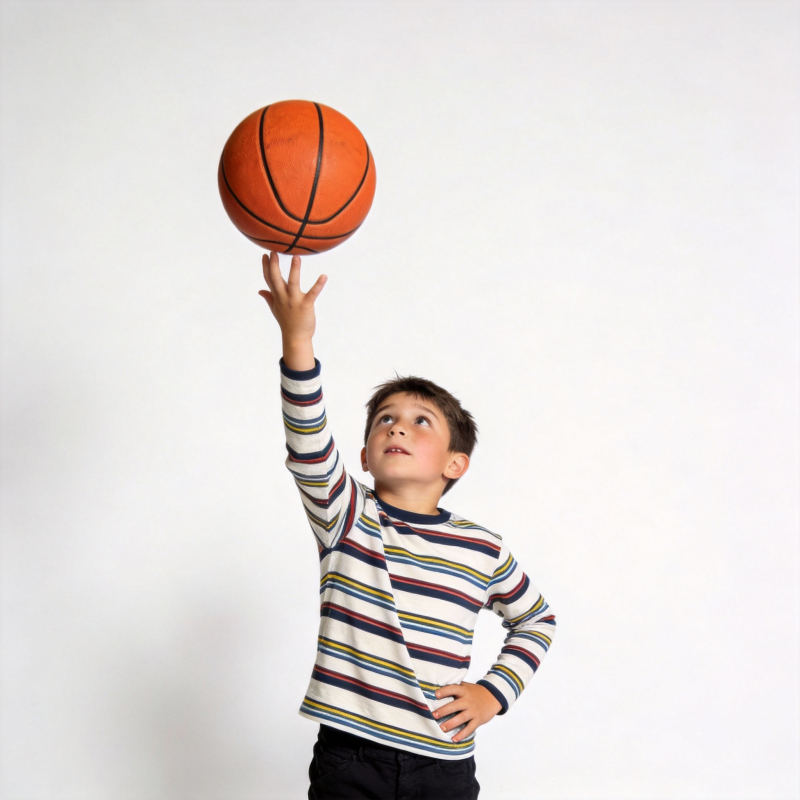 男孩托举篮球图片