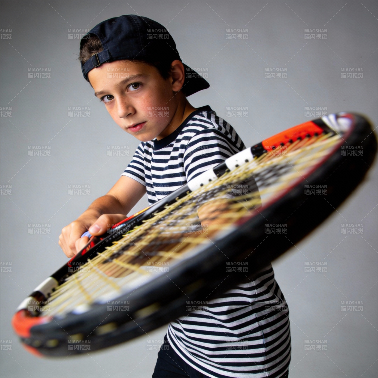 少年挥拍击球瞬间图片