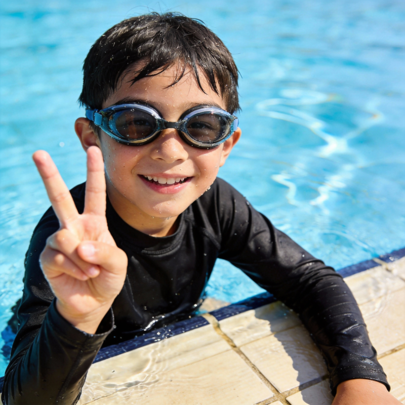 泳池男孩比V手势图片