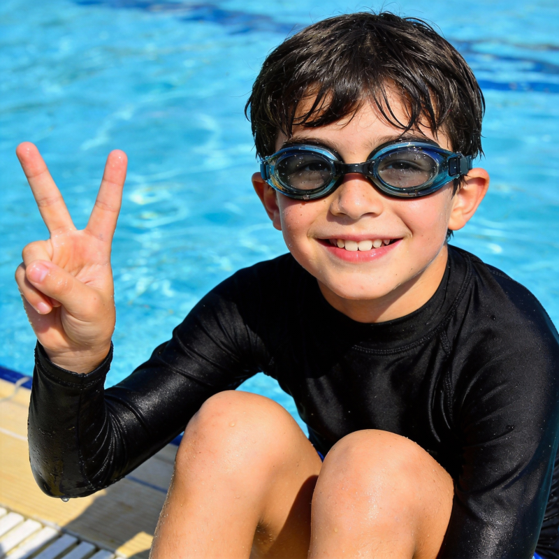 泳池男孩比V笑图片