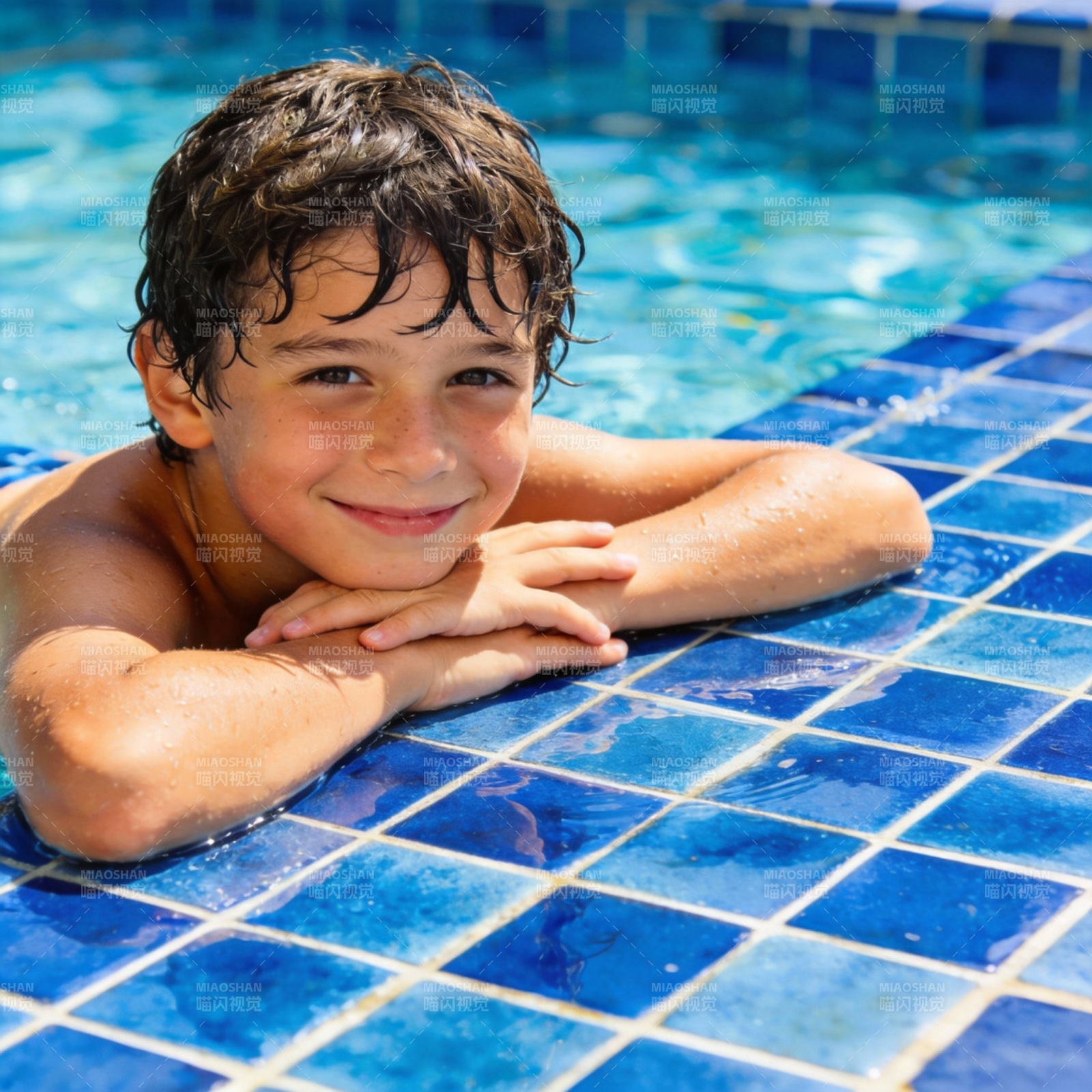 泳池边的微笑男孩图片
