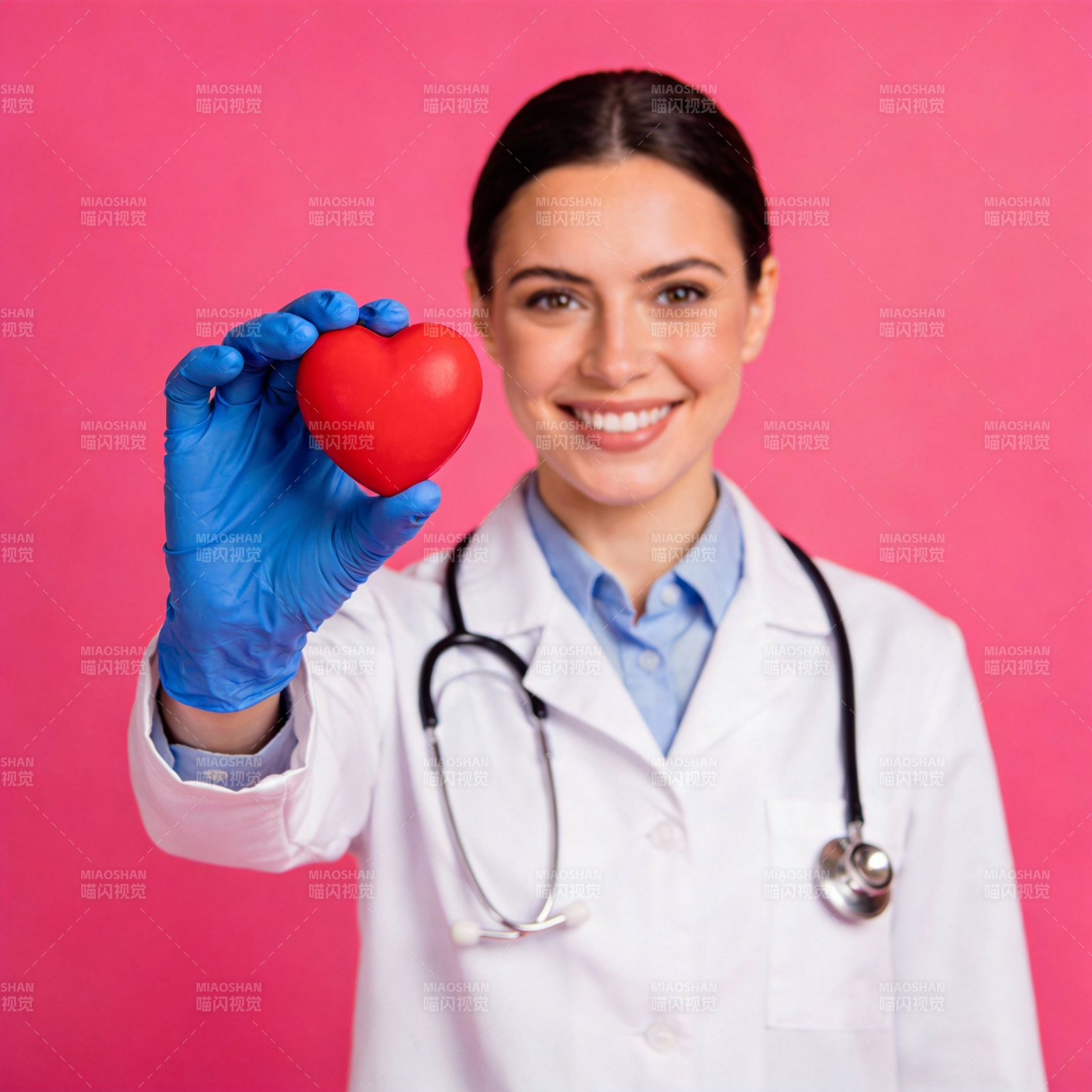 医生手持红心图片