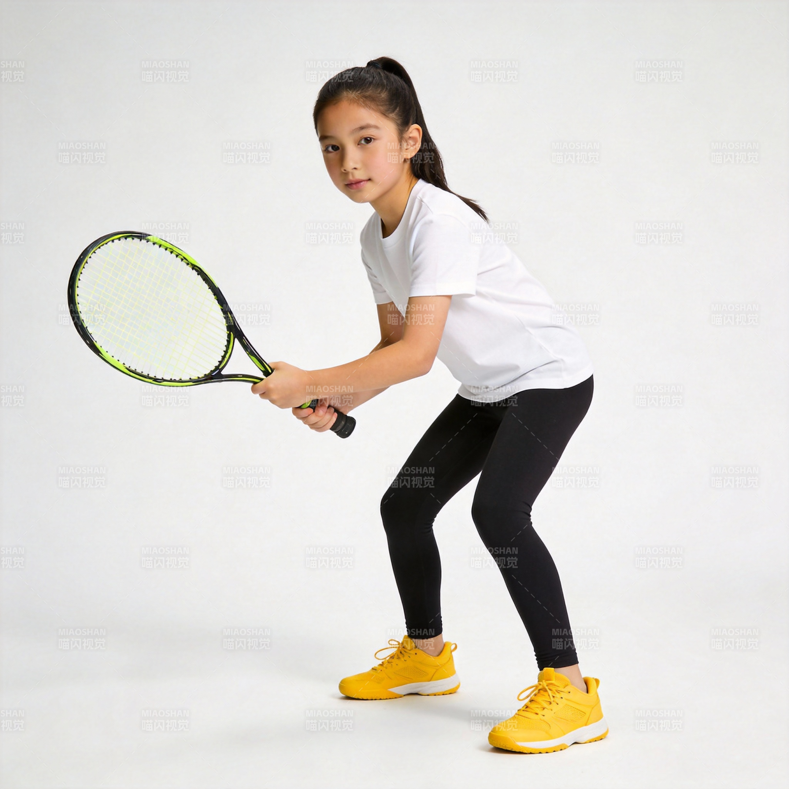 小女孩打网球图片