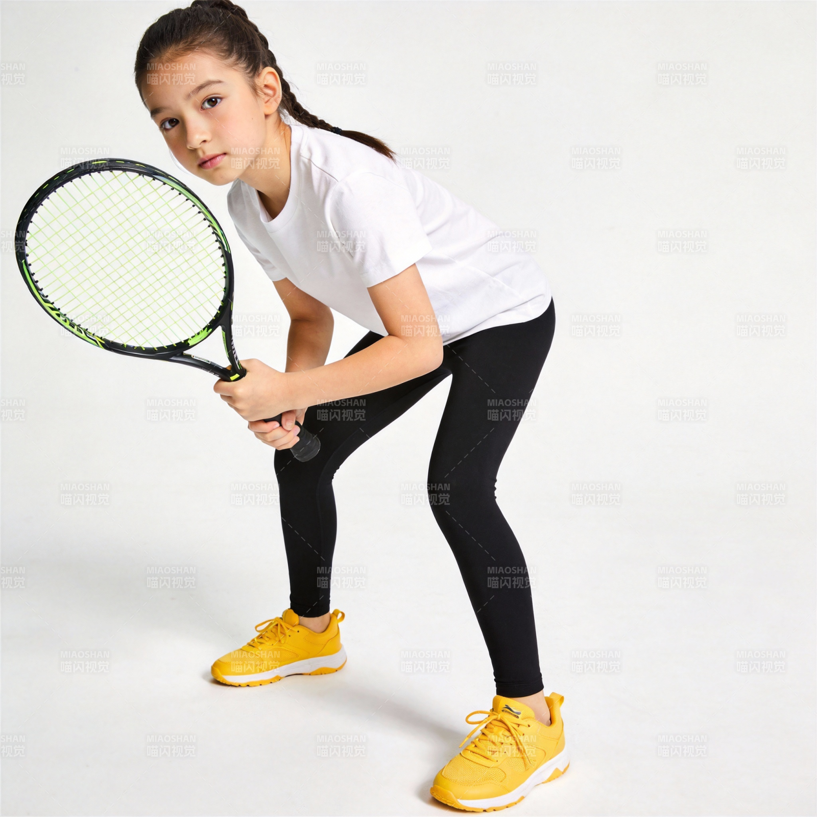 小女孩打网球图片