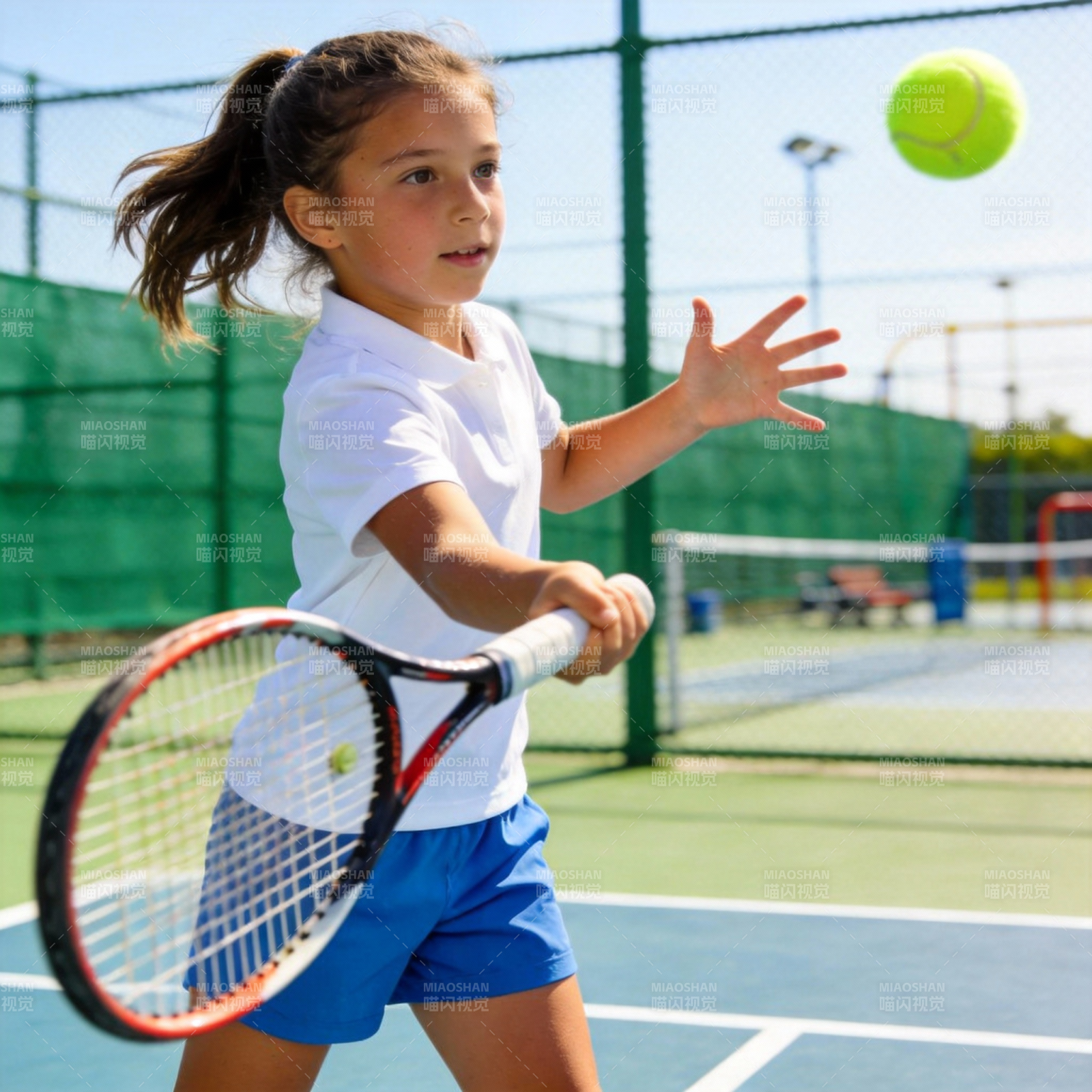 小女孩打网球图片