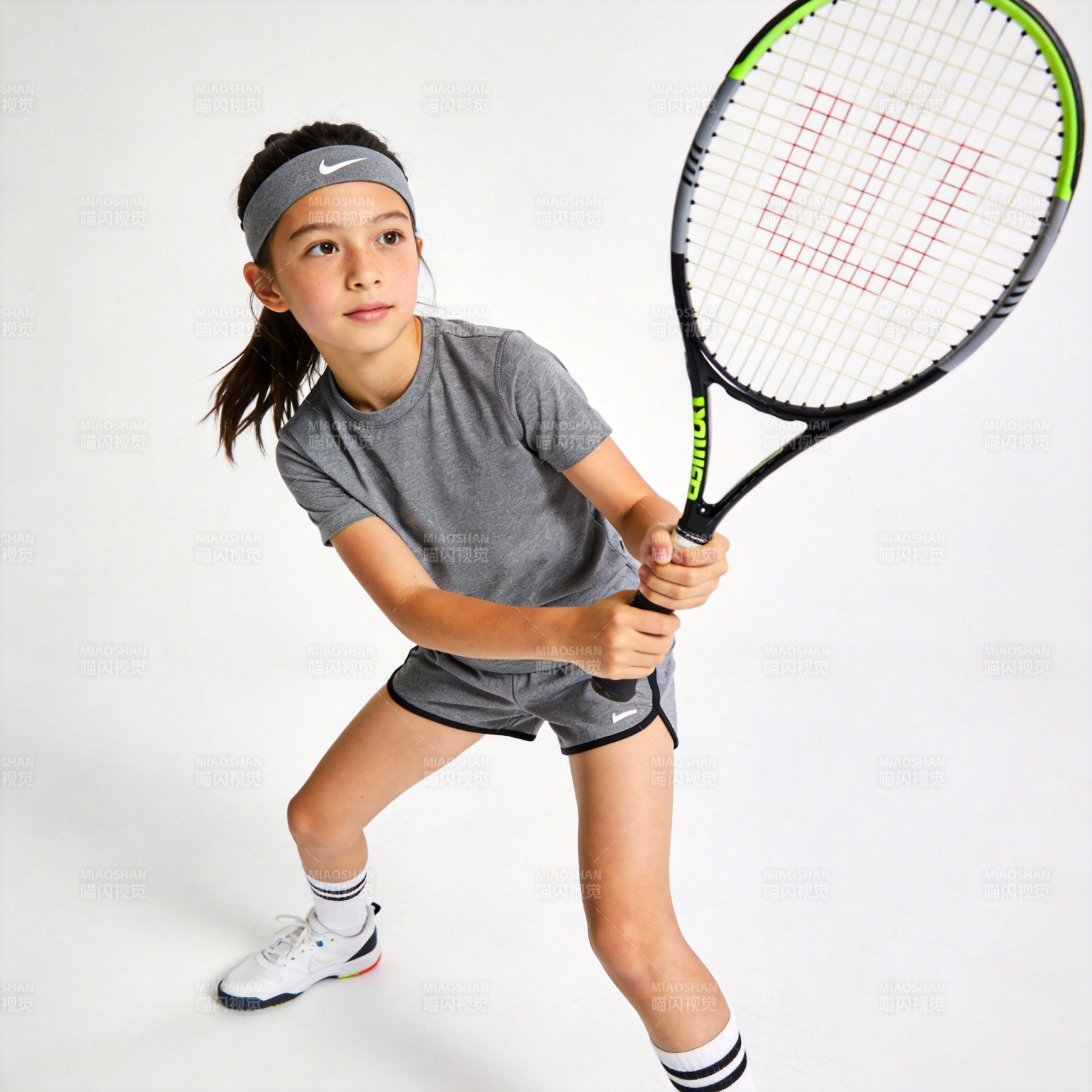 少女挥拍打网球图片