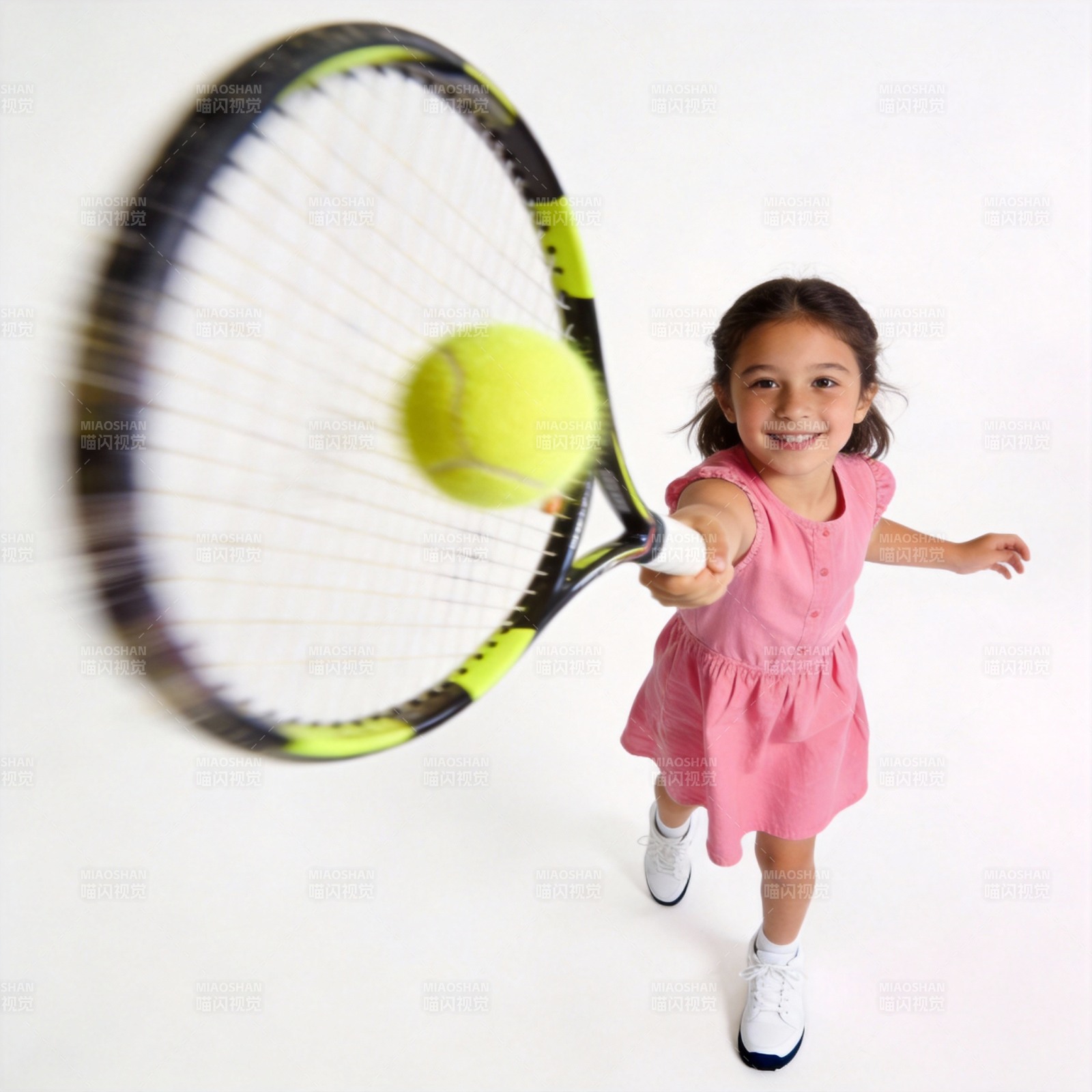 小女孩打网球图片