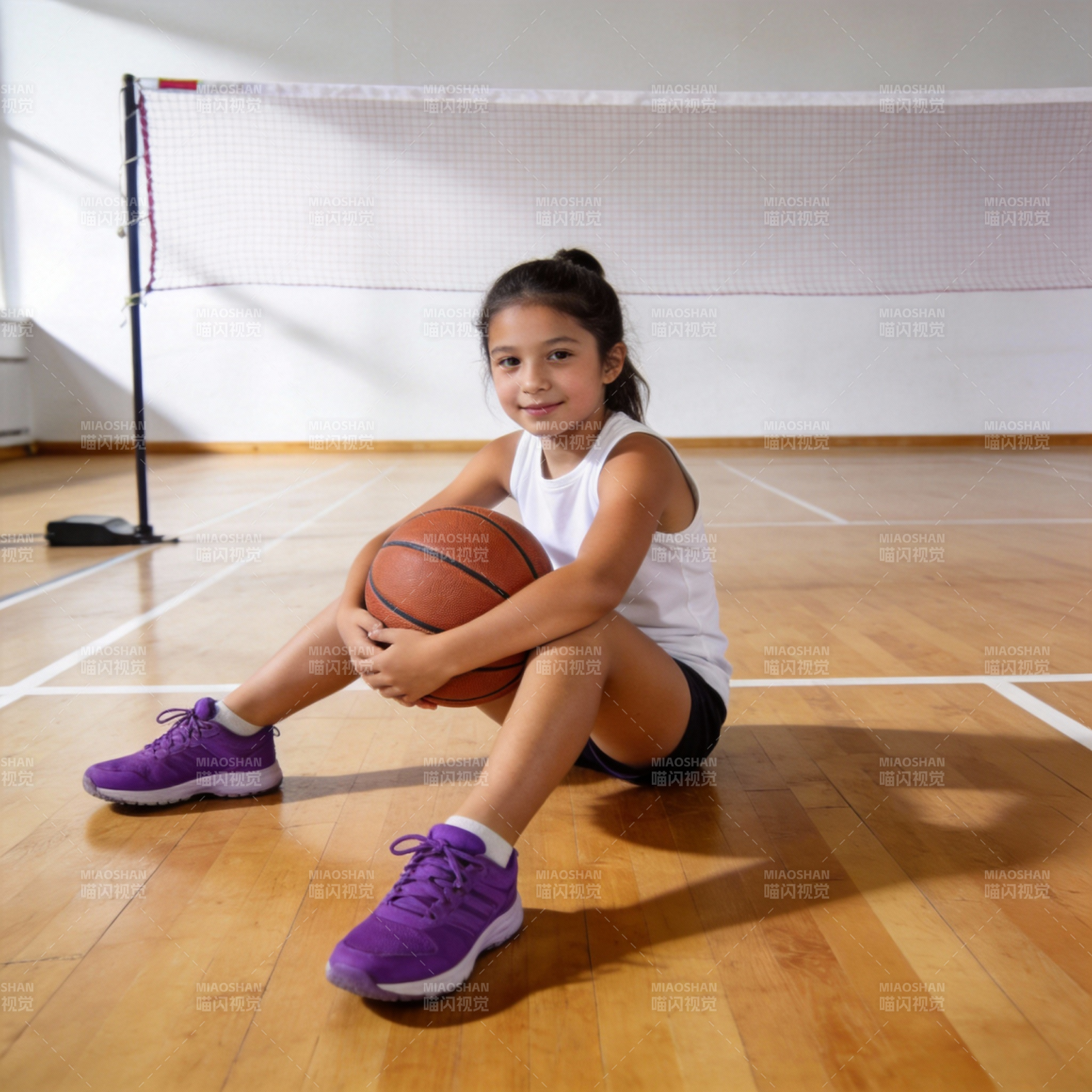 小女孩抱篮球微笑图片