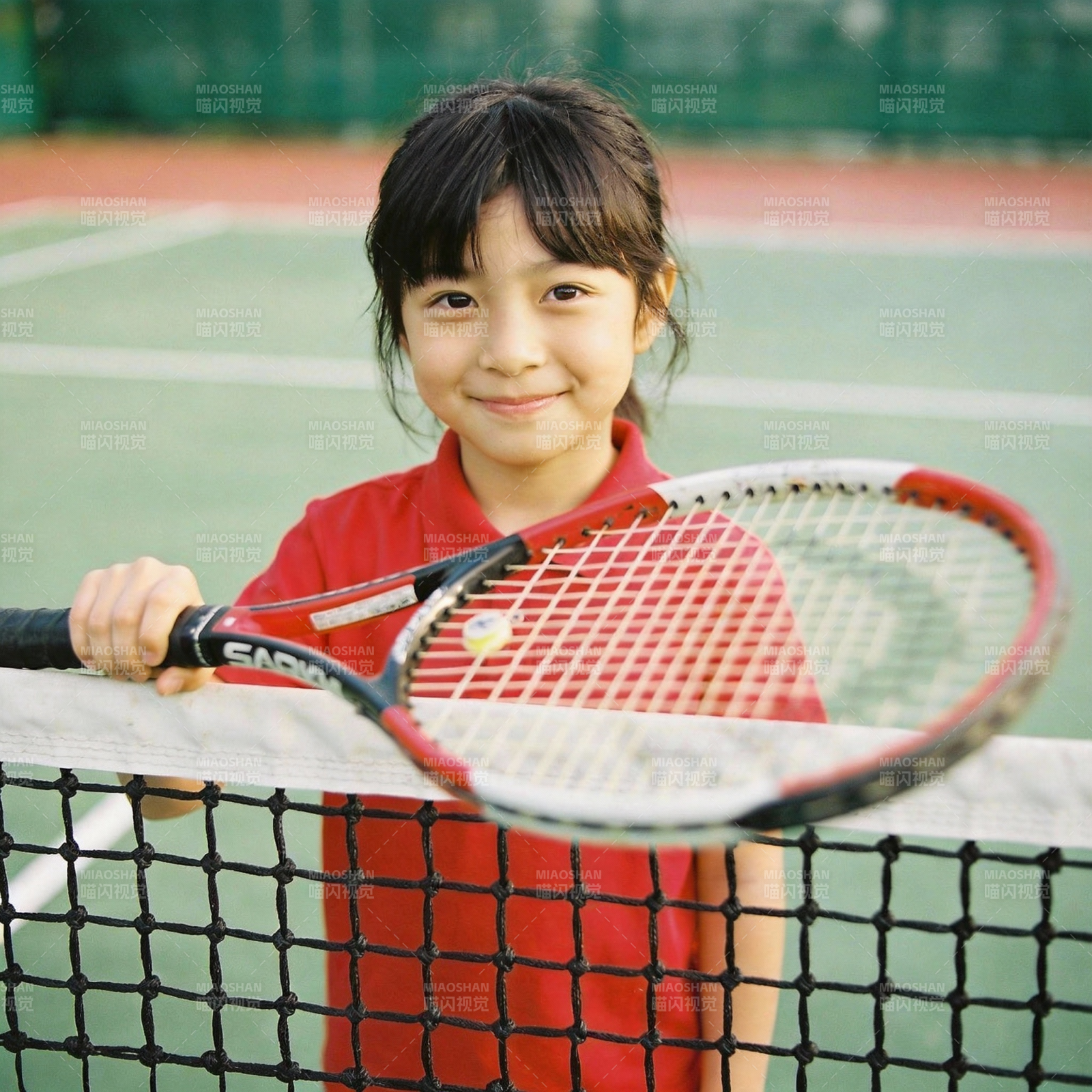 小网球手微笑迎镜头图片