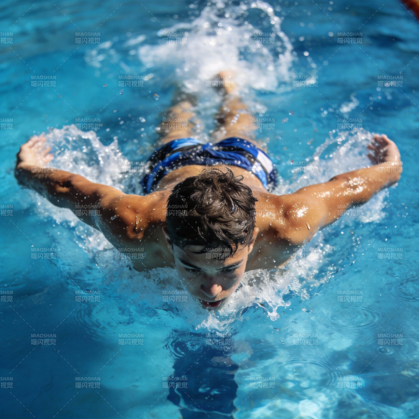 蝶泳健将破浪前行图片