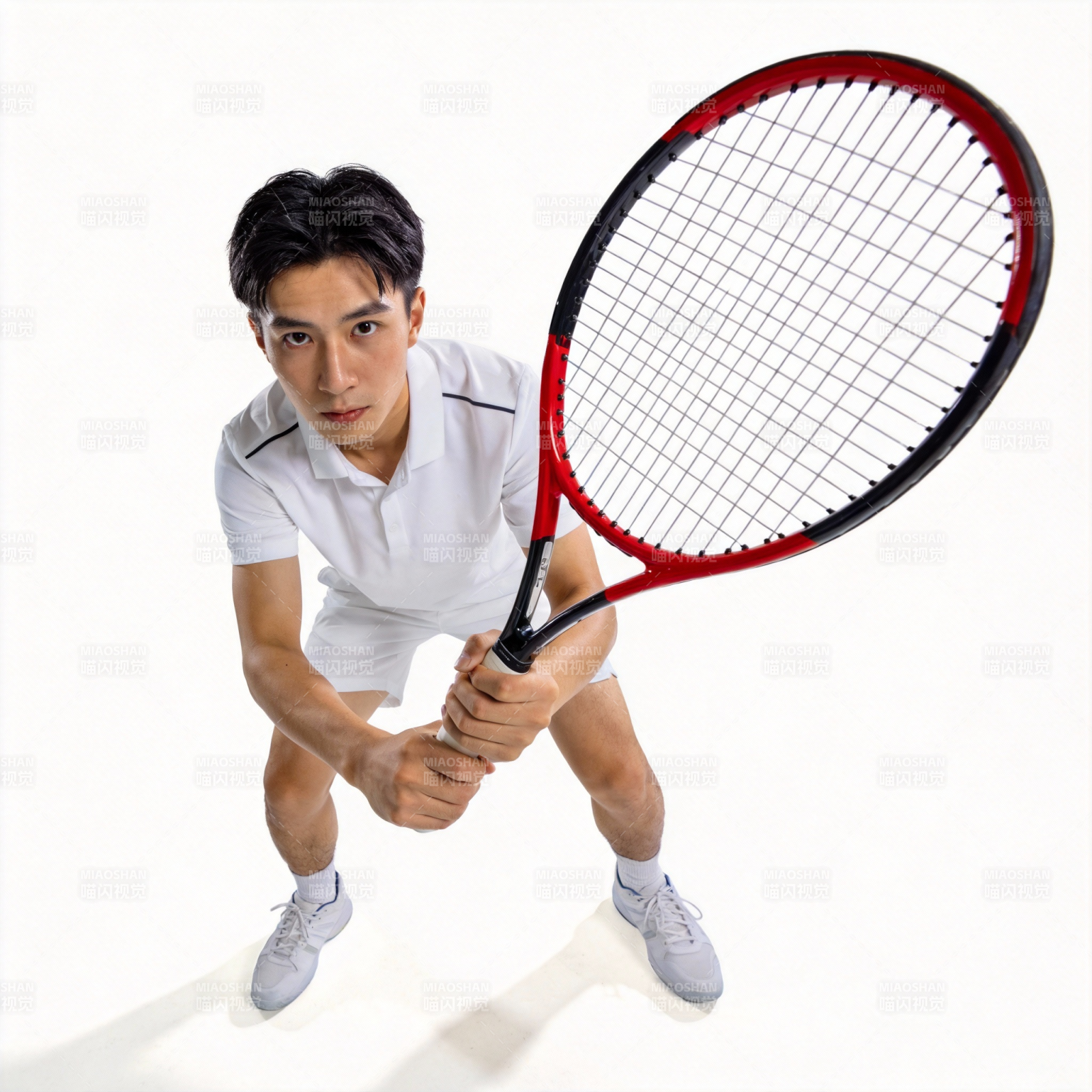 网球运动员准备击球图片