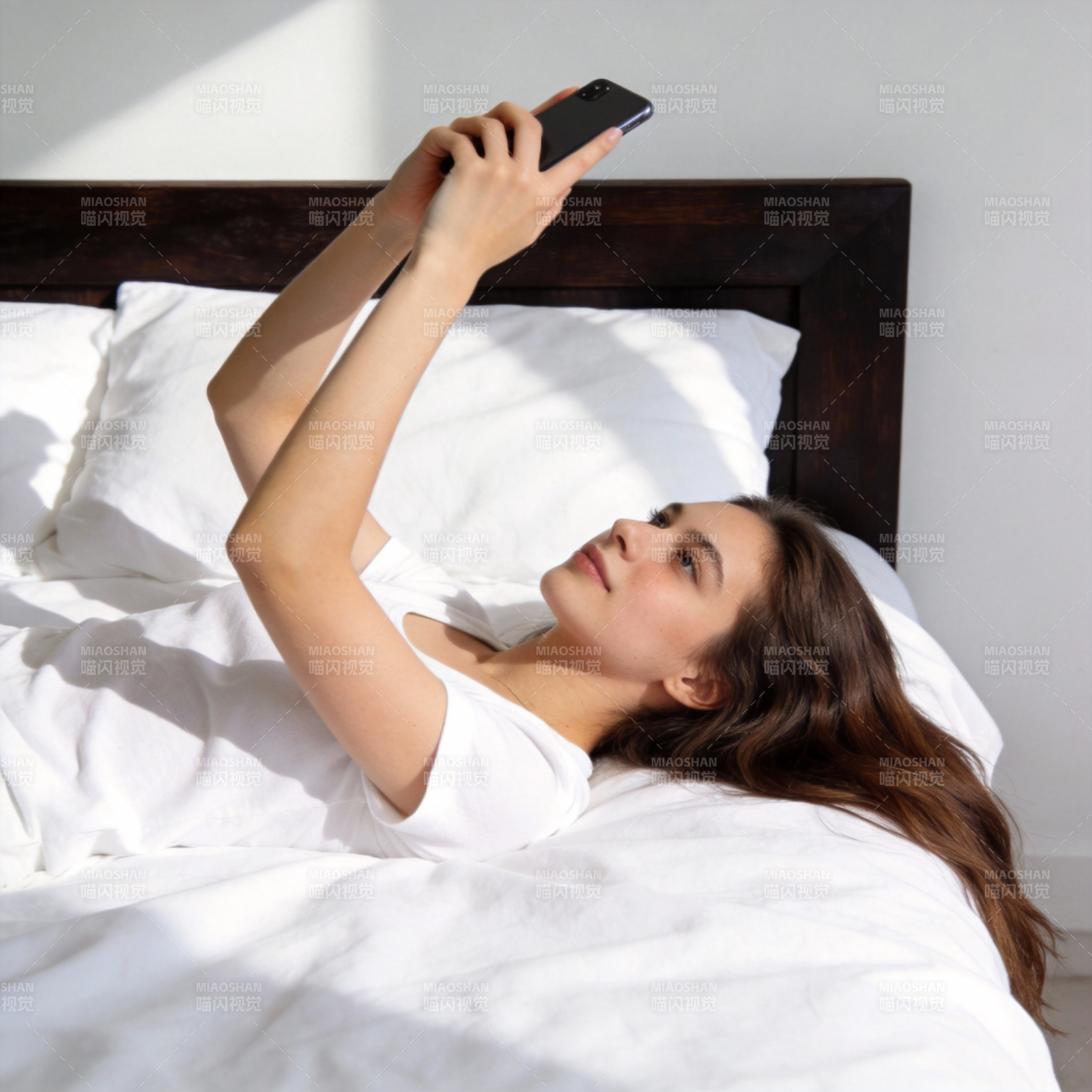 床上自拍的女子图片