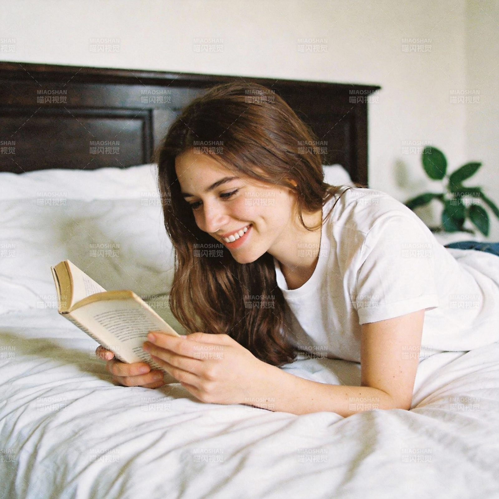 床上阅读的微笑女孩图片