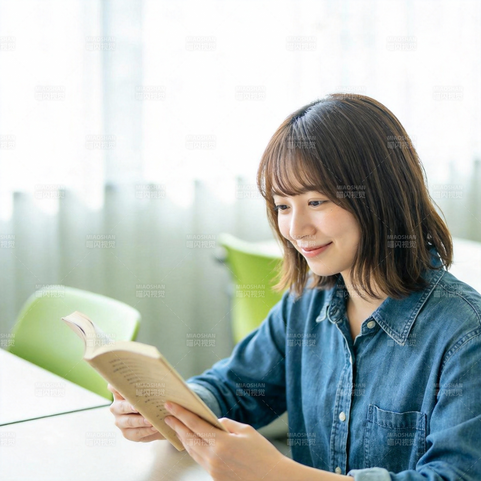 专注阅读的女子图片