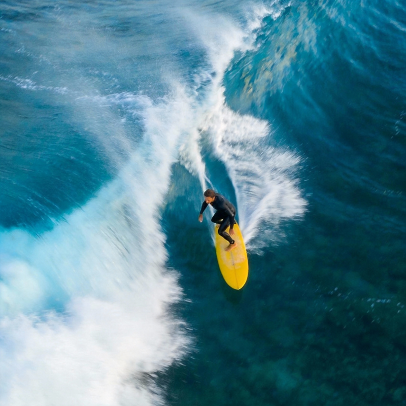 冲浪者驾驭巨浪图片