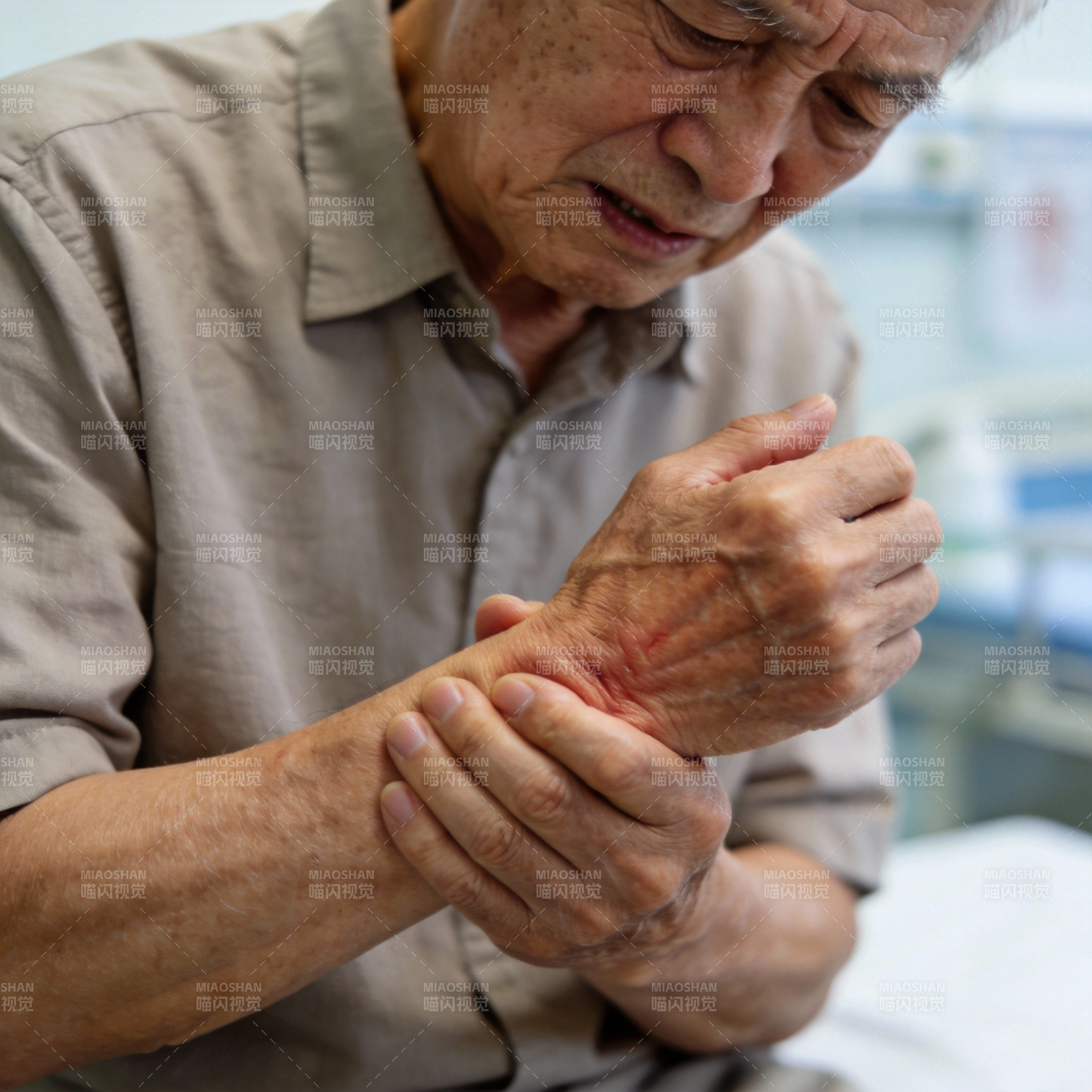 老人手痛难忍图片