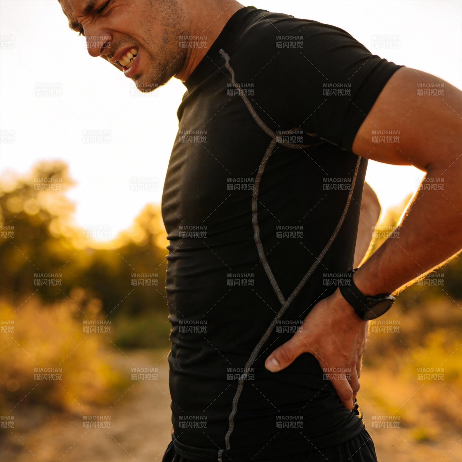 运动中腰痛瞬间图片