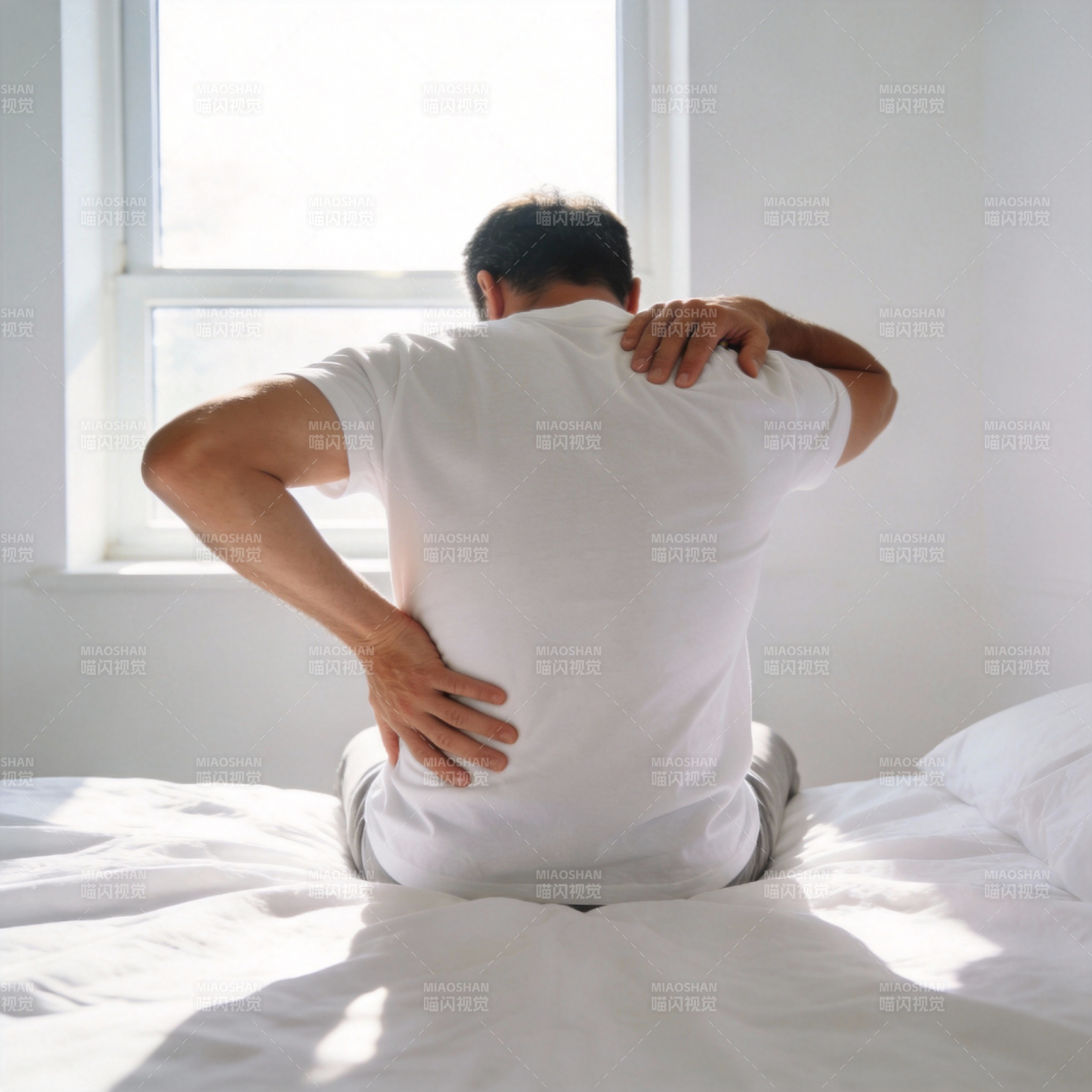 背痛困扰中图片