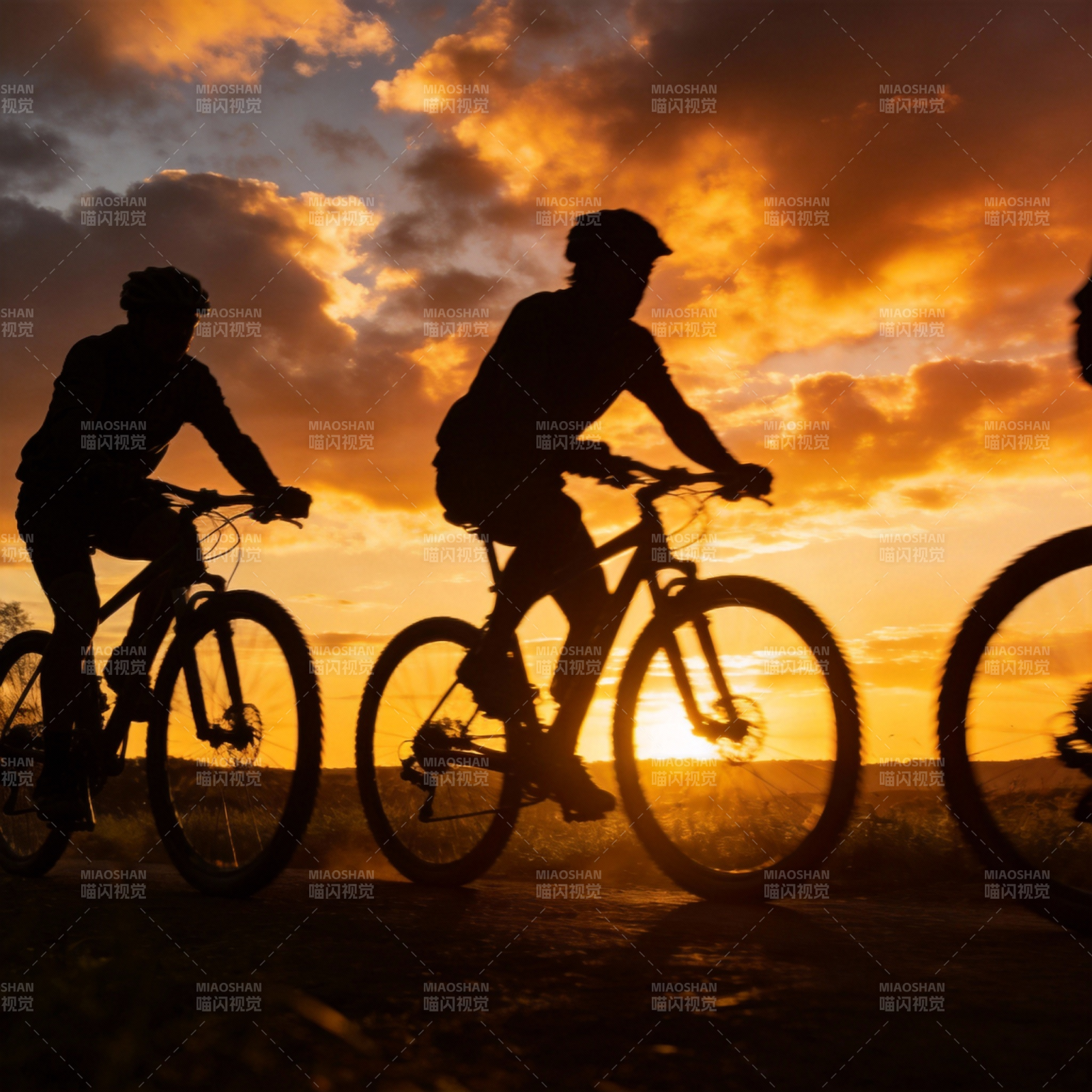 夕阳下的骑行剪影图片