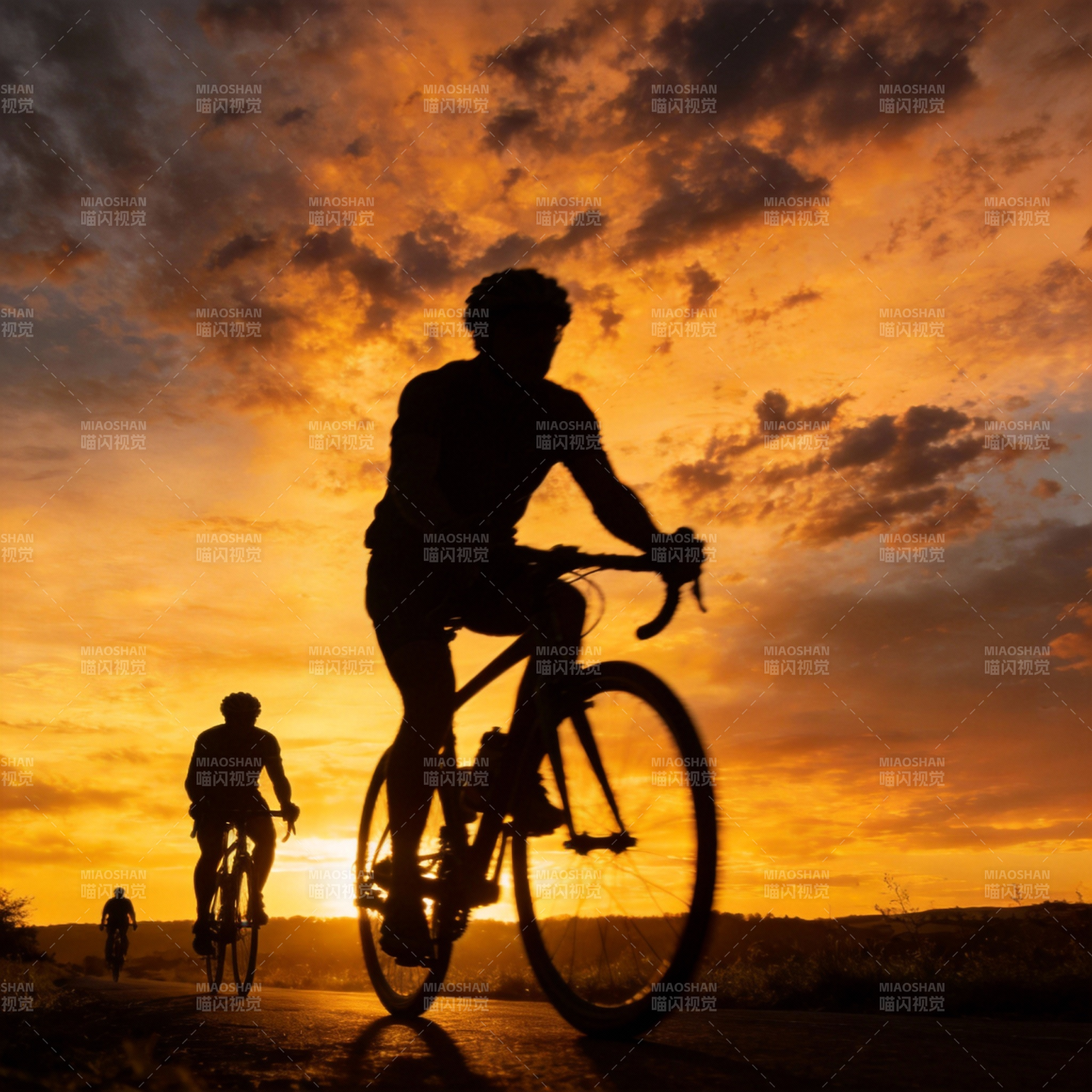 夕阳下的骑行者图片