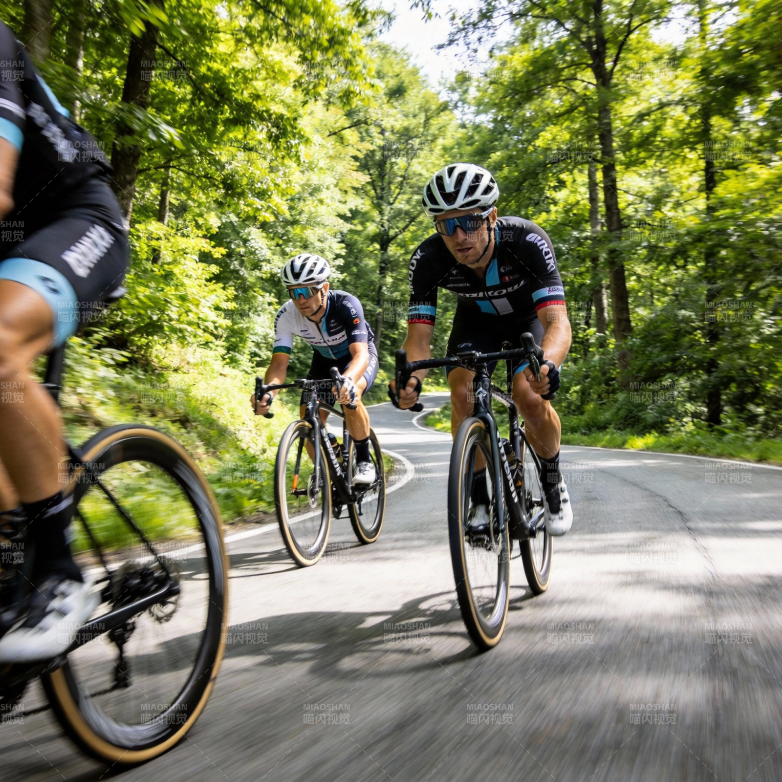 骑行者林间疾驰图片