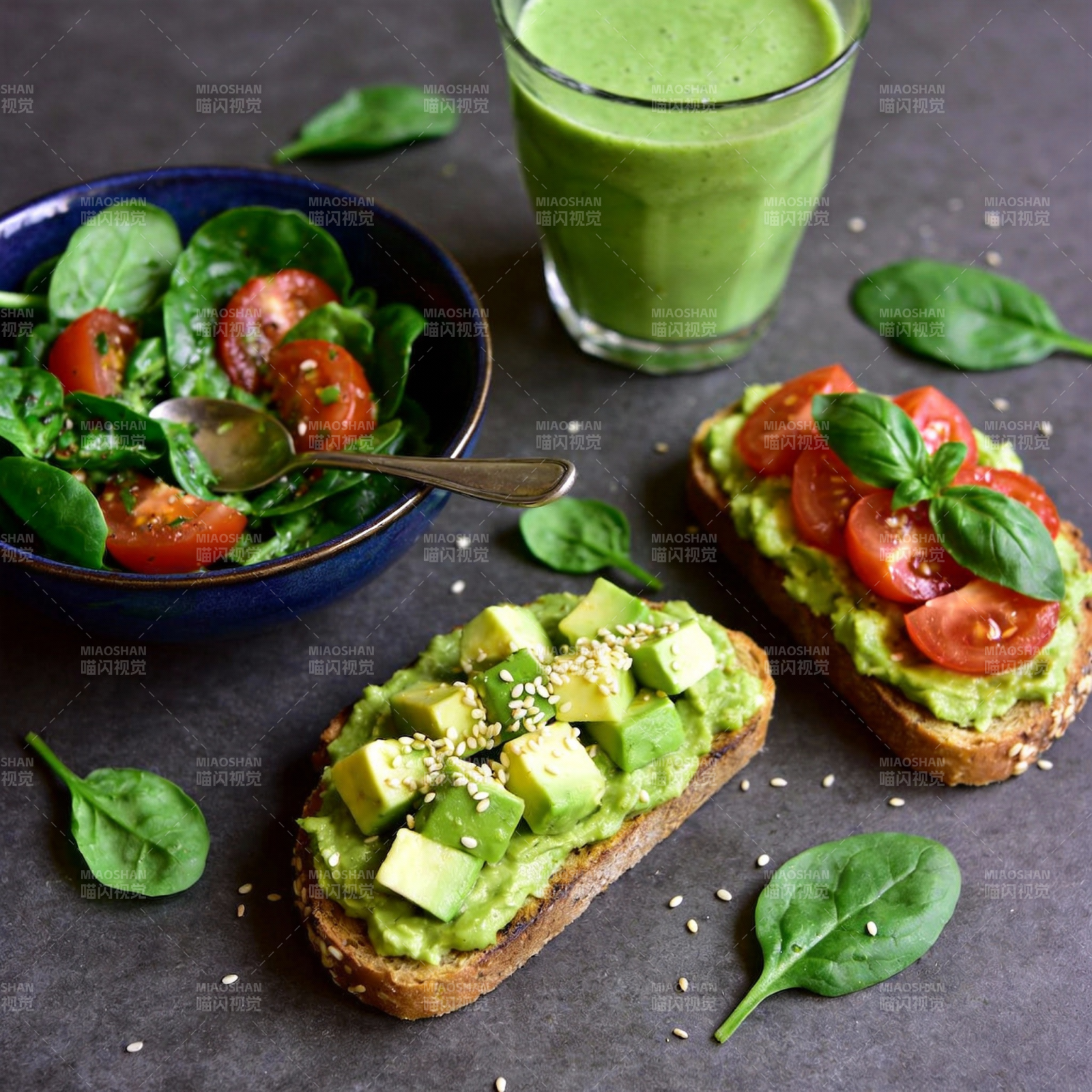 牛油果吐司配沙拉图片