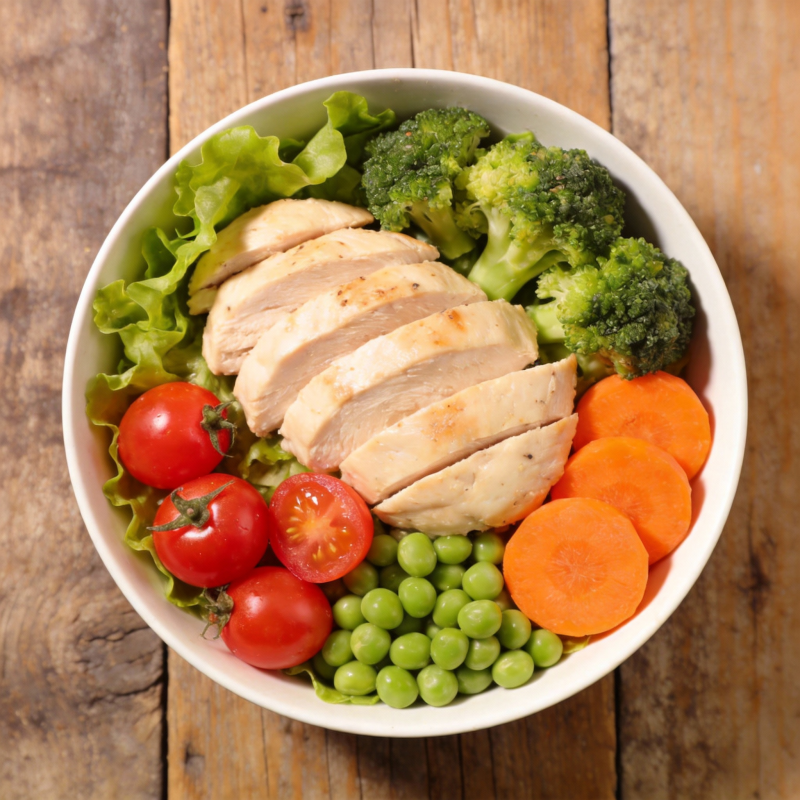 鸡肉蔬菜沙拉碗图片