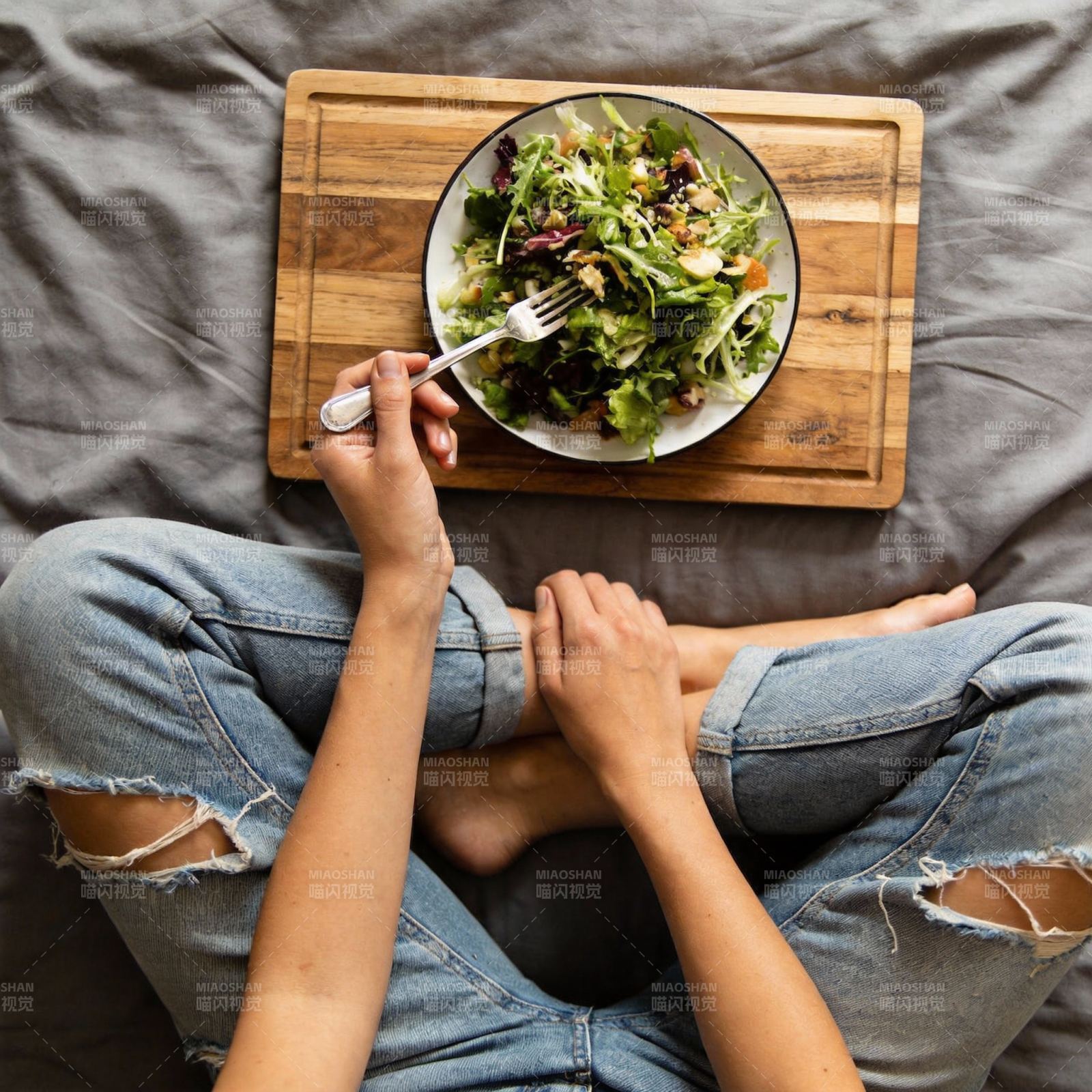 床榻上的沙拉时光图片