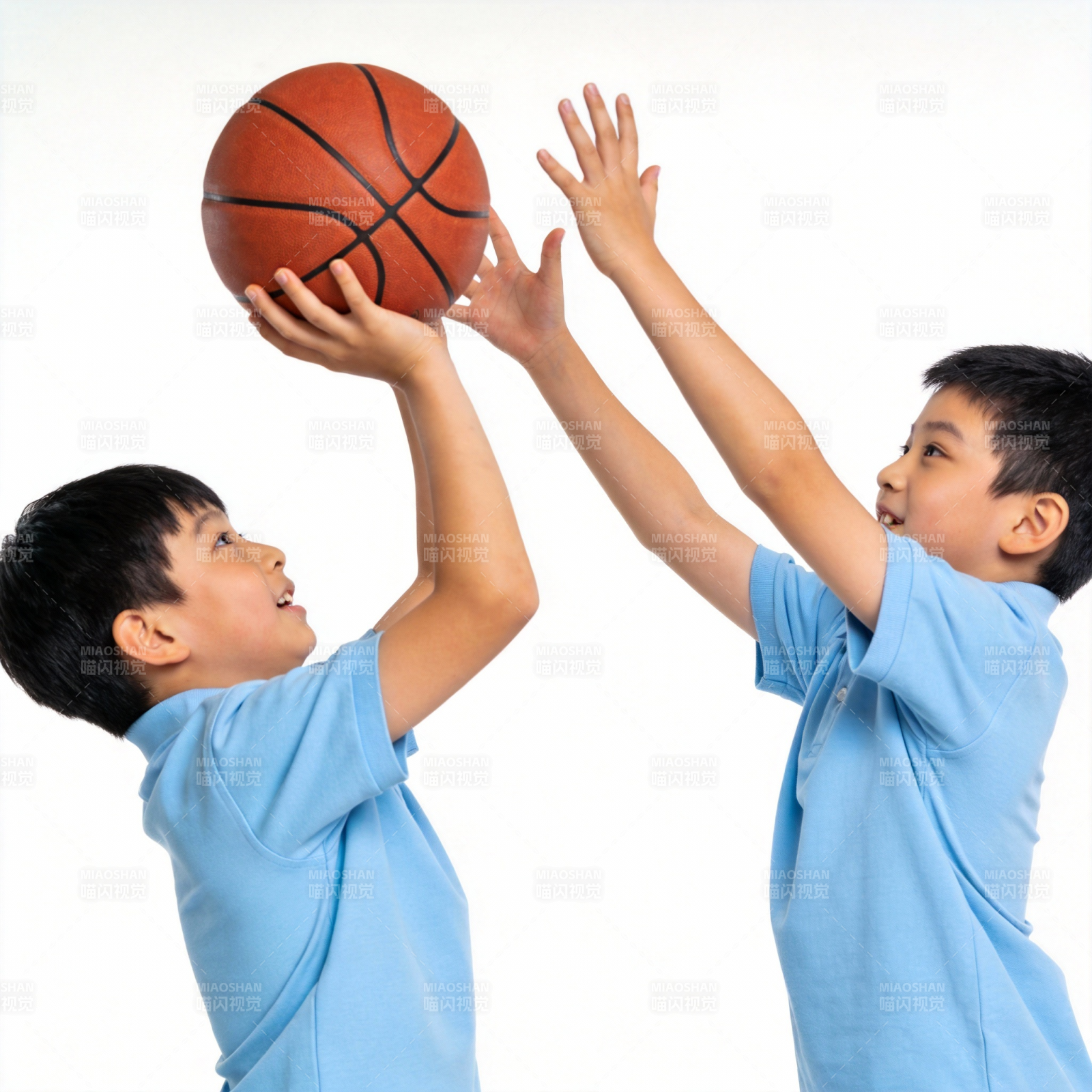 少年争球瞬间图片