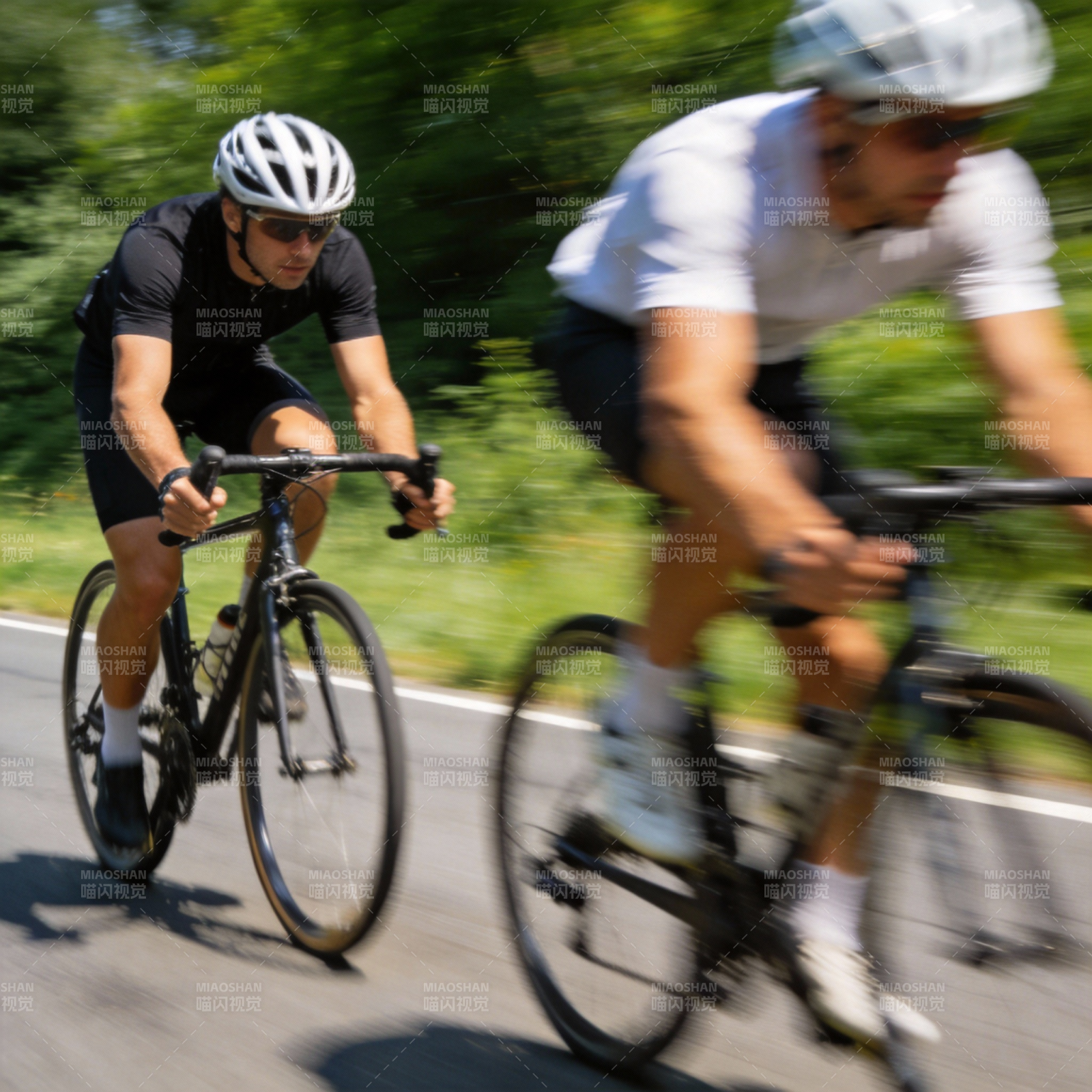 骑行竞速瞬间图片
