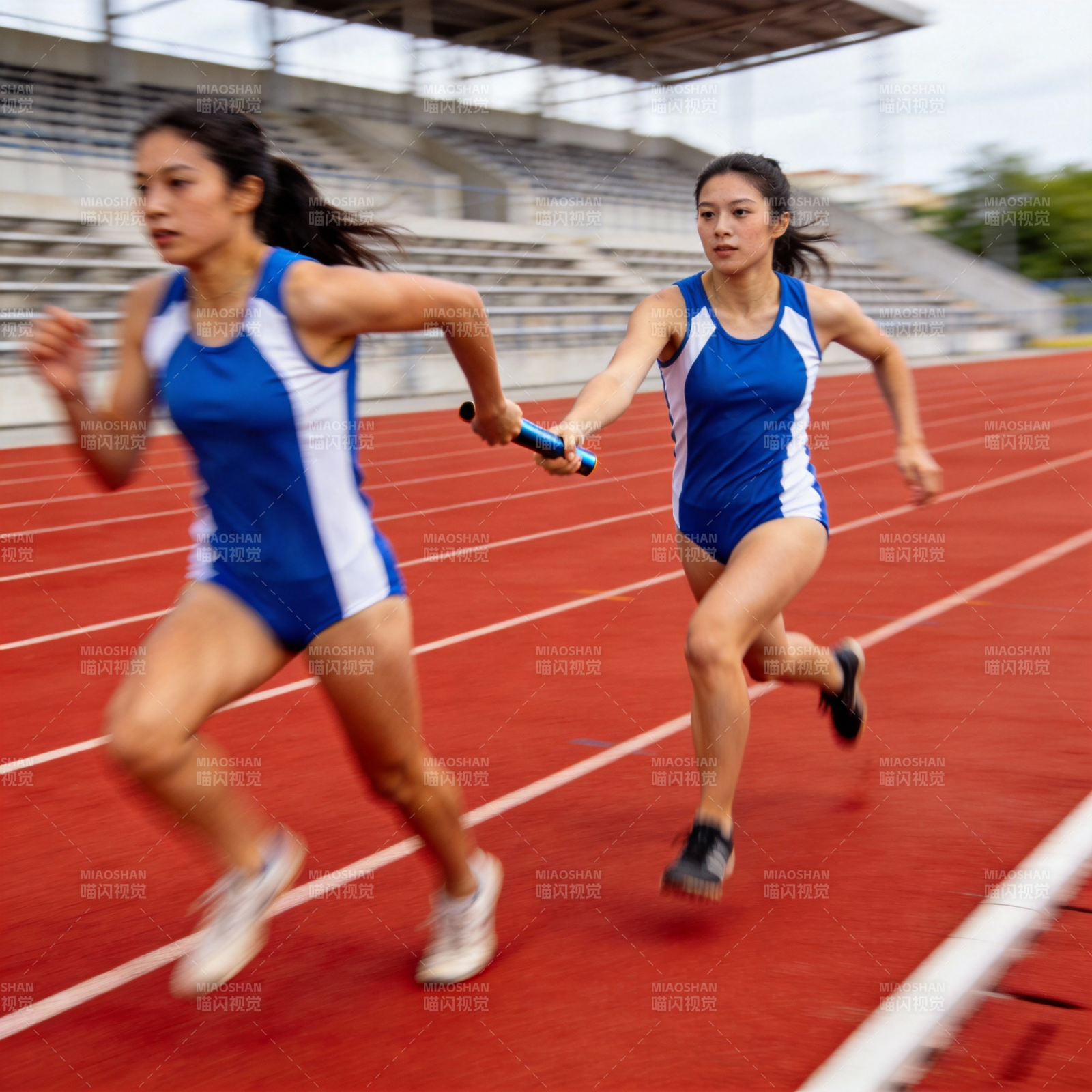 田径赛交接棒瞬间图片