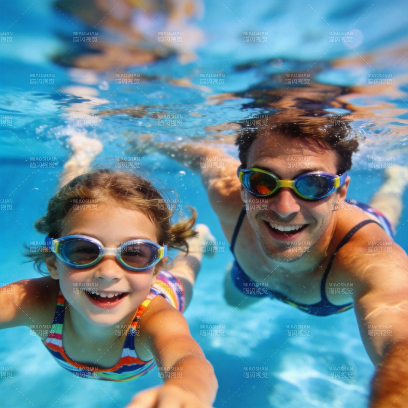 父女泳池嬉戏图片