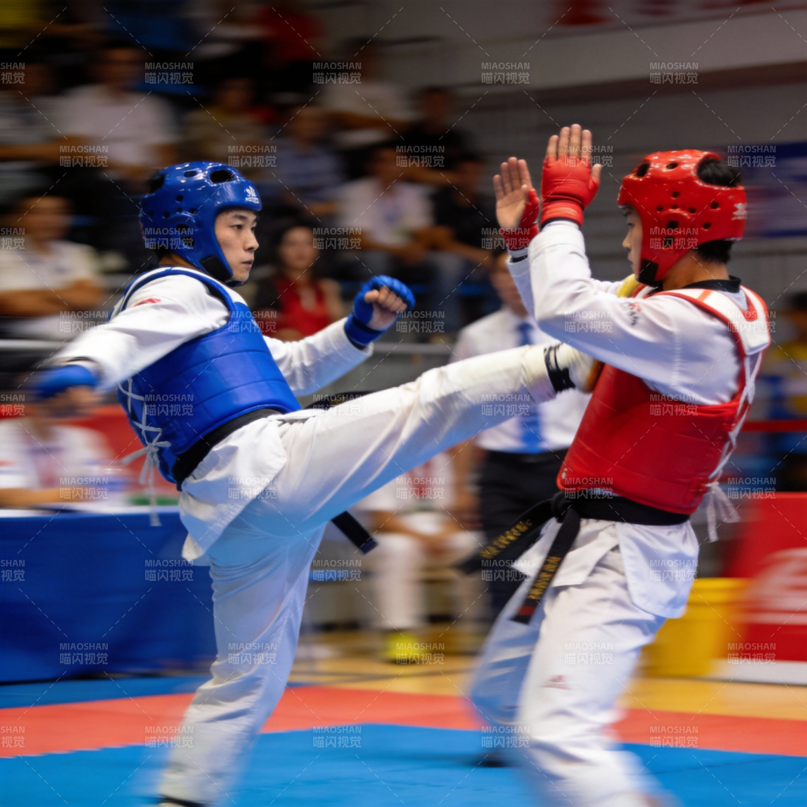 跆拳道对决瞬间图片
