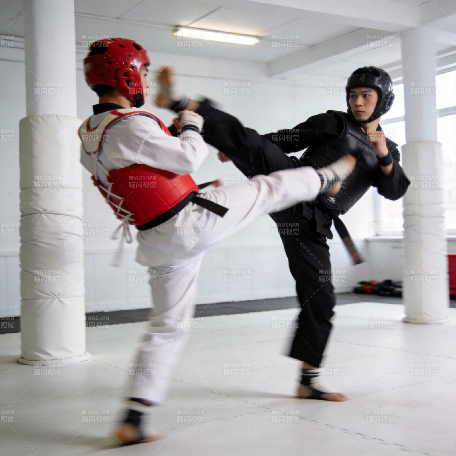 跆拳道对决瞬间图片